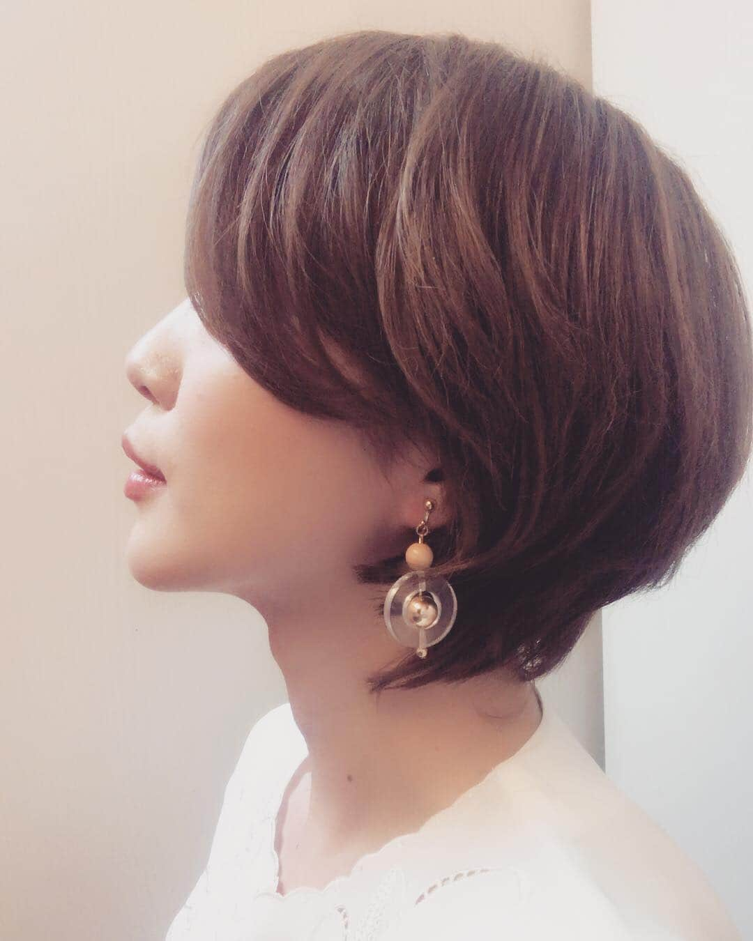 葛巻舞香さんのインスタグラム写真 - (葛巻舞香Instagram)「Short hair✨  #ショートヘア#やっぱりショートが好き#コテアレンジ#ショートカット#セルフ巻き#ボリュームアップ#イヤリング#シャンプーが楽#ドライヤーが楽#オトナ女子#今日のヘアスタイル#朝5時」4月21日 14時08分 - maika.kzm