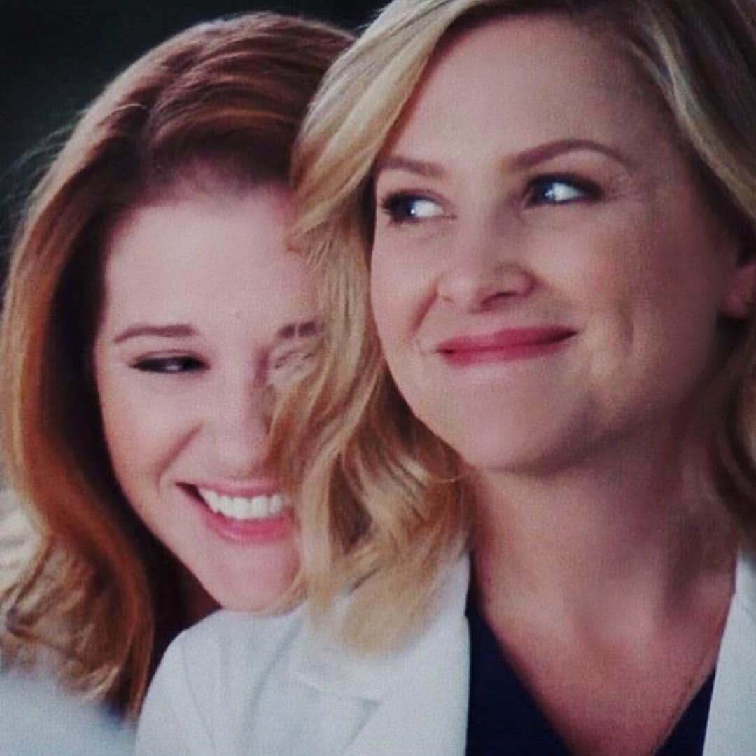 ジェシカ・キャプショーのインスタグラム：「#FBF Yesterday was my last day playing Arizona Robbins after 10 years. It was a tough day.  And it turns out that if you’re me it’s also... Joyous. Sad. Exhausting. Hysterical. Ridiculous. Heartbreaking. Inspiring. Wondrous.  And a whole other list of stuff that it’s gonna take me a minute to fully feel.  Those who were filming yesterday and I were fortunate enough to go through all of that together. I am so grateful to have had @thesarahdrew beside me and I am so grateful to have been alongside her.  My first day playing Arizona Robbins was October 29th, 2008 and my last day playing her was April 19th, 2018...💕」
