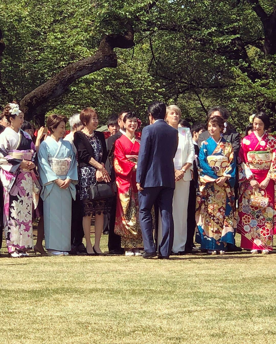 紅蘭さんのインスタグラム写真 - (紅蘭Instagram)「本日は安倍総理主催のお花見に行ってきた🌸 今年で3年連続、招待いただき  嬉しい‼︎ 沢山の方と交流する素敵な時間でした‼︎ #紅蘭  #桜を見る会  #新宿御苑 #安倍総理  #japan #日本 #和 #着物 #晋太郎さん  #ゆーたは相変わらず #先輩だけど後輩キャラ #同じ学校 #まじめぶってる #ほんとは変わり者なのに #褒め言葉だよ #幼馴染み #たーくさん声掛けていただき #ありがとうございました」4月21日 15時35分 - kurankusakari