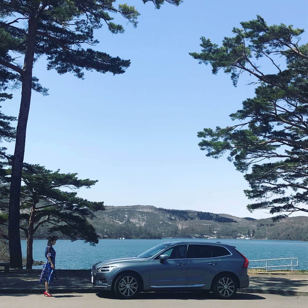 村治佳織さんのインスタグラム写真 - (村治佳織Instagram)「Was taking to VOLVO 🚗😊 I might have a driving license.  クルマとお話し中 VOLVO氏 「免許お持ちではないんですよね。助手席の旅も、もちろんいいと思いますけど、運転も楽しいですよ」　 私　「そうですよね一。波があるんです、免許とろうかなぁと思う気持ちの波が。今は、初夏くらいから、自動車学校通ってもいいかなと思ってますが、どうなるかな一。」 #travelinfukushima  #volvo  #福島　 #裏磐梯　 #kaorimuraji #旅が好き #sweden」4月21日 16時53分 - kaorimurajiofficial