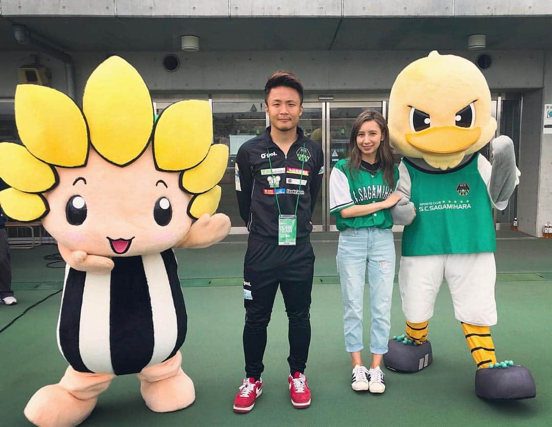 後藤ティファニーのインスタグラム：「先日のjcomTV SC相模原応援番組「FORZA SC SAGAMIHARA」のロケでは、新しくホームタウンになった座間市出身の #sc相模原 山口聖也選手とゲーム対決もしましたー☺️✨ なんのゲームをしたかは、5月号をご覧くださいっ！楽しかったから、私も見るの楽しみ😂✨ 写真は、SC相模原の広報 #ガミティ  と、 座間市のマスコットキャラクター #ざまりん ちゃん☺️ 座間市は、ひまわり畑が有名で、これからの時期すっごく綺麗なんだって😳️💓️💓🌻いきたい〜🌻」