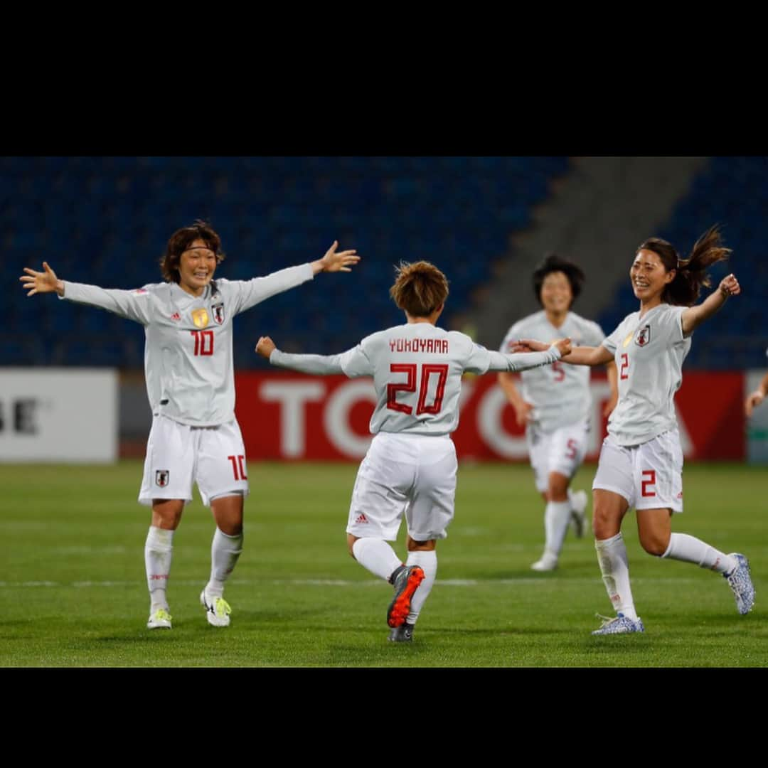 横山久美さんのインスタグラム写真 - (横山久美Instagram)「アジア大会優勝しました🏆 優勝って気持ちいいね 本当にたくさんの応援ありがとうございました！ コメントもメッセージもしっかり読ませて頂いてます！ でもまだまだこれから！ てっことで今日からチーム合流 そして明日は試合です！ これからも応援して下さい！ #優勝#アジア大会#なでしこ」4月21日 19時11分 - yoko10_official