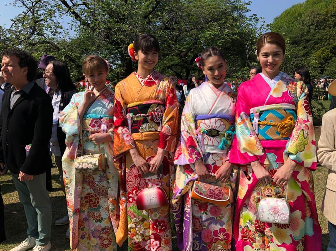 ツインタワーさんのインスタグラム写真 - (ツインタワーInstagram)「『桜を見る会』 安倍首相にお会いしてきました‼︎ とても光栄です✨  #ジョイフルまるやま  晴美」4月21日 19時35分 - twin_tower_ldh