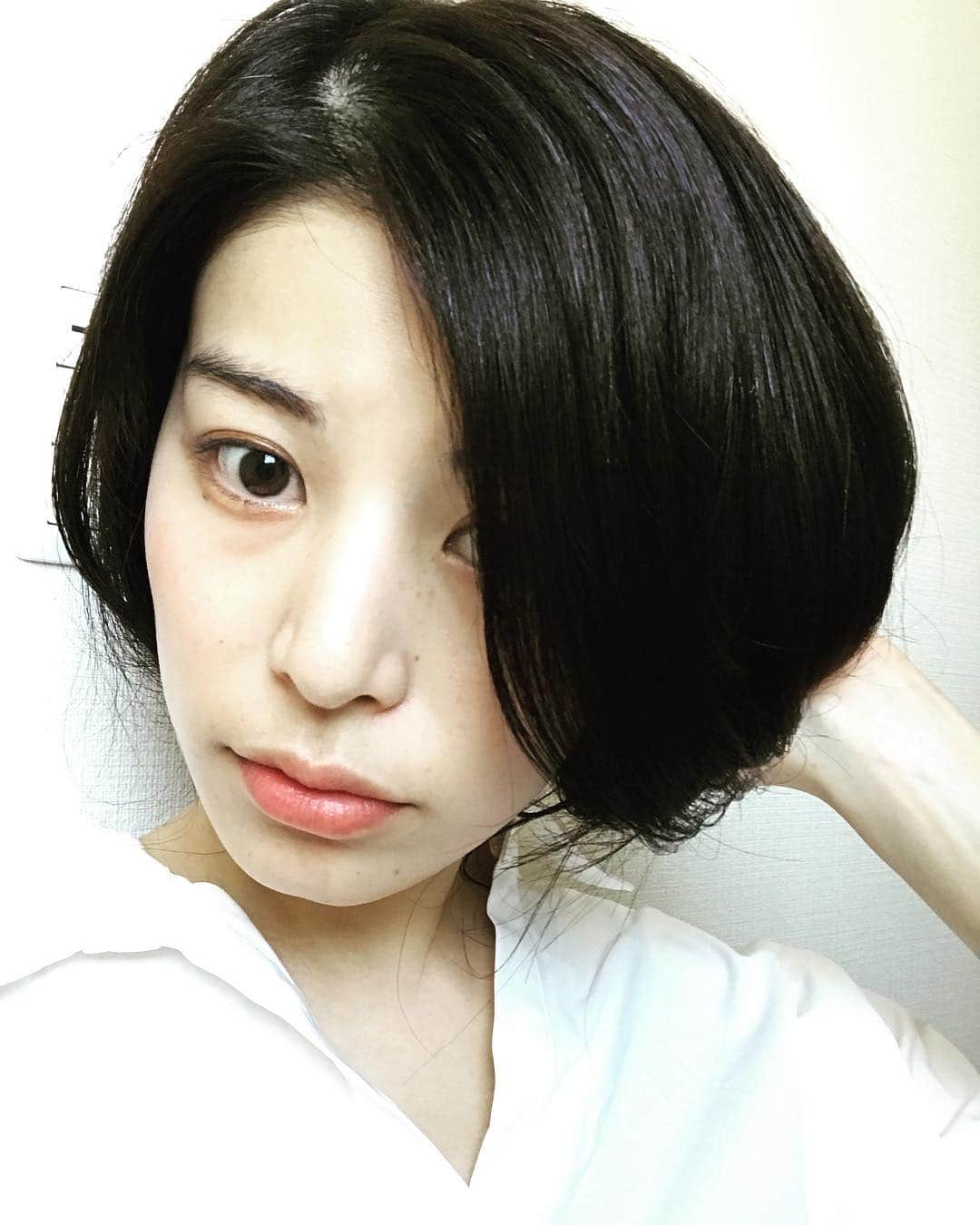 ほな・いこかのインスタグラム：「短いのも…アリ寄りのナシ。  さーて！本日の「いつまでも白い羽根」は、23:55〜です。第３話！みてね」