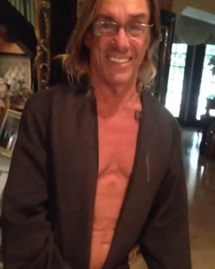 のインスタグラム：「Let’s hear it for this gem of a man, who I get to call my dad. Today is his birthday, woot woot!!! #HappyBirthdayIggy #HappyBirthday #IggyPop #BiggyPop #Moluccan #Cockatoo #Bird #Dancing #Taurus」