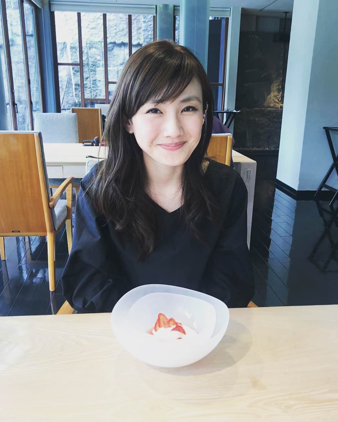 湯田友美さんのインスタグラム写真 - (湯田友美Instagram)「Lunch with mom in Toyama! This is my favorite place. I’ve wanted to come here with mom🙂 ・ お皿から食材まですべて富山の地産のものを使ったレヴォ！ 美味しくて、ワクワクして、ゆったりした空間が好き。 やっとお母さん連れて行けた😇 健康なうちにたくさん出かけないとね！ 明日はスマイリー30km 各地で暑くなりそうですね…😂🙏 ・ #富山 #ランチ #レヴォ #明日は30km #今週もあっとゆうま #体重戻して帰らなきゃ🐷」4月21日 19時52分 - yudatomomi