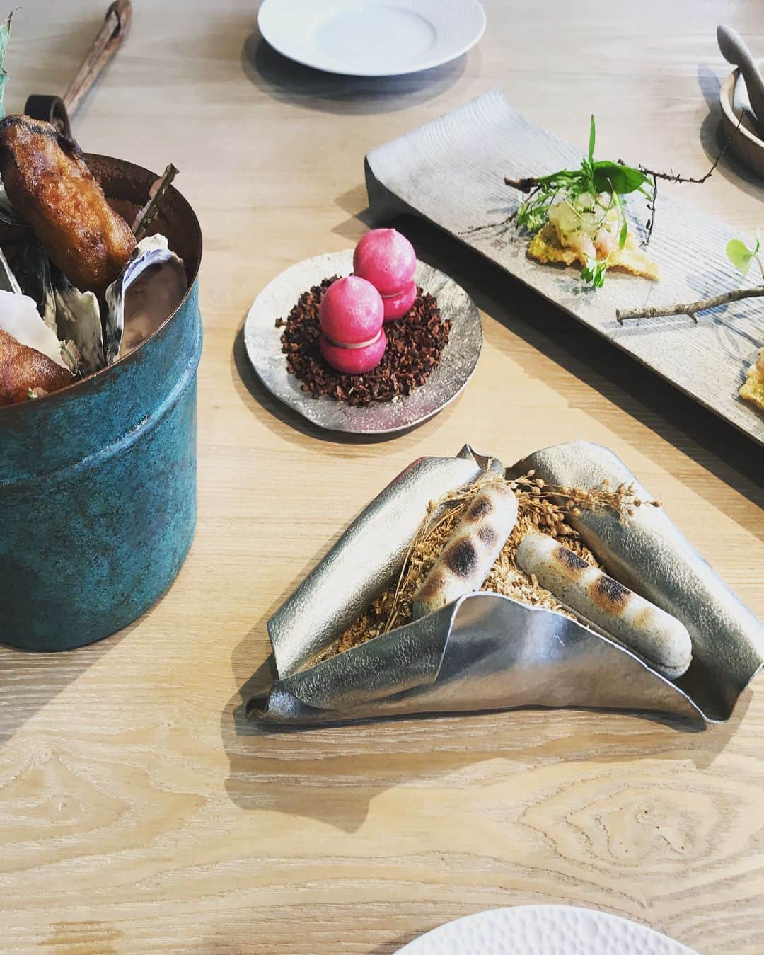 湯田友美さんのインスタグラム写真 - (湯田友美Instagram)「Lunch with mom in Toyama! This is my favorite place. I’ve wanted to come here with mom🙂 ・ お皿から食材まですべて富山の地産のものを使ったレヴォ！ 美味しくて、ワクワクして、ゆったりした空間が好き。 やっとお母さん連れて行けた😇 健康なうちにたくさん出かけないとね！ 明日はスマイリー30km 各地で暑くなりそうですね…😂🙏 ・ #富山 #ランチ #レヴォ #明日は30km #今週もあっとゆうま #体重戻して帰らなきゃ🐷」4月21日 19時52分 - yudatomomi