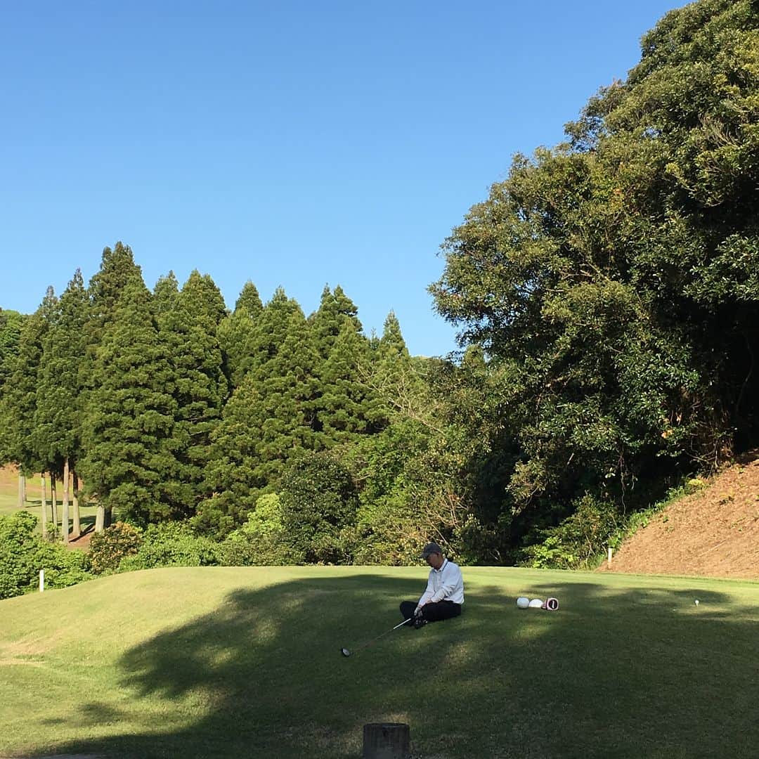 宮崎宣子さんのインスタグラム写真 - (宮崎宣子Instagram)「ゴルフ便利グッズ紹介⛳️✨ このショットナビは、本当に便利‼️ GPSで自動で距離が出ます🤗  このティーは、紫外線が強いと紫に変化します‼️ 普段は真っ白、今日は、紫☀️☀️☀️ 宮崎ゴルフは雲一つない快晴☀️🌴☀️ 父は芝生に座るのが大好き。笑  #宮崎ゴルフ #紫外線対策 #ゴルフ日和 #毎日ゴルフしたい #ショットナビ #shotnavi #距離バッチリ #ゴルフ便利グッズ #親子ゴルフ #父ゴルフ #父子ゴルフ #パパゴルフ #ゴルフ県 #宮﨑宣子 #ゴルフウェア #archivio #golflover #golflife #taylormadegolf #golfer #夏ゴルフ」4月21日 19時59分 - miyazaki_nobuko
