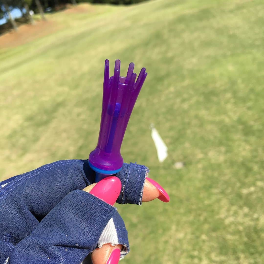 宮崎宣子さんのインスタグラム写真 - (宮崎宣子Instagram)「ゴルフ便利グッズ紹介⛳️✨ このショットナビは、本当に便利‼️ GPSで自動で距離が出ます🤗  このティーは、紫外線が強いと紫に変化します‼️ 普段は真っ白、今日は、紫☀️☀️☀️ 宮崎ゴルフは雲一つない快晴☀️🌴☀️ 父は芝生に座るのが大好き。笑  #宮崎ゴルフ #紫外線対策 #ゴルフ日和 #毎日ゴルフしたい #ショットナビ #shotnavi #距離バッチリ #ゴルフ便利グッズ #親子ゴルフ #父ゴルフ #父子ゴルフ #パパゴルフ #ゴルフ県 #宮﨑宣子 #ゴルフウェア #archivio #golflover #golflife #taylormadegolf #golfer #夏ゴルフ」4月21日 19時59分 - miyazaki_nobuko