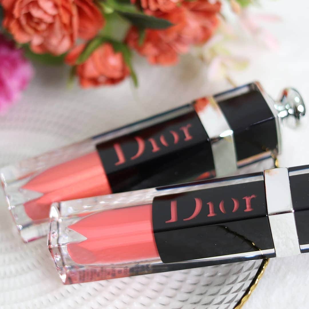 常岡珠希さんのインスタグラム写真 - (常岡珠希Instagram)「【Diorからなめらかテオイルティント！】 昨日に引き続き、こちらも4月20日発売の新作コスメ！  #Dior ディオールアディクトラッカープランプ  オイルベースでツヤ感があり、とろけるようなテクスチャー。その上ティントということで色持ちもいいリップです。するっと塗ることができ、発色もとってもいい！  全部で16色あり、私は556と538を使ってみました。  556はトーンも高すぎず低すぎずのピンク色に仕上がります。季節を問わず使いやすいカラーだと思います。  538はしっかりゴールドグリッターが入っているので、キラキラ仕上がりになります。夏のメイクのポイントになりそうなカラーです。  また、最初に556を塗って唇の中央付近に538を重ねました。グリッターを使いたいけどがっつり塗るには抵抗があるという方にオススメの塗り方です。  今回の塗ってみた画像はどれも、しっかり塗った場合です。  とても発色がいいので、私は薄く塗り広げてふわっと発色させる塗り方が好きです！そしてティントリップなので色はしっかり残りますよ。  しっかりはっきり発色、ティントリップが好き、マット系でなはくどちらかとうとツヤ系が好きという方は使いやすいリップだと思います！  #コスメ #化粧品 #ディオールアディクトラッカープランプ #ディオール #オイルティント #リップメイク #Dior #新作コスメ #春リップ #春コスメ #pr #リップ #ティント #ルージュ #メイク #グリッター #デパコス #たまき美活 #セルフ美容 #美容 #美意識 #美活」4月21日 20時33分 - tamaki.tsuneoka