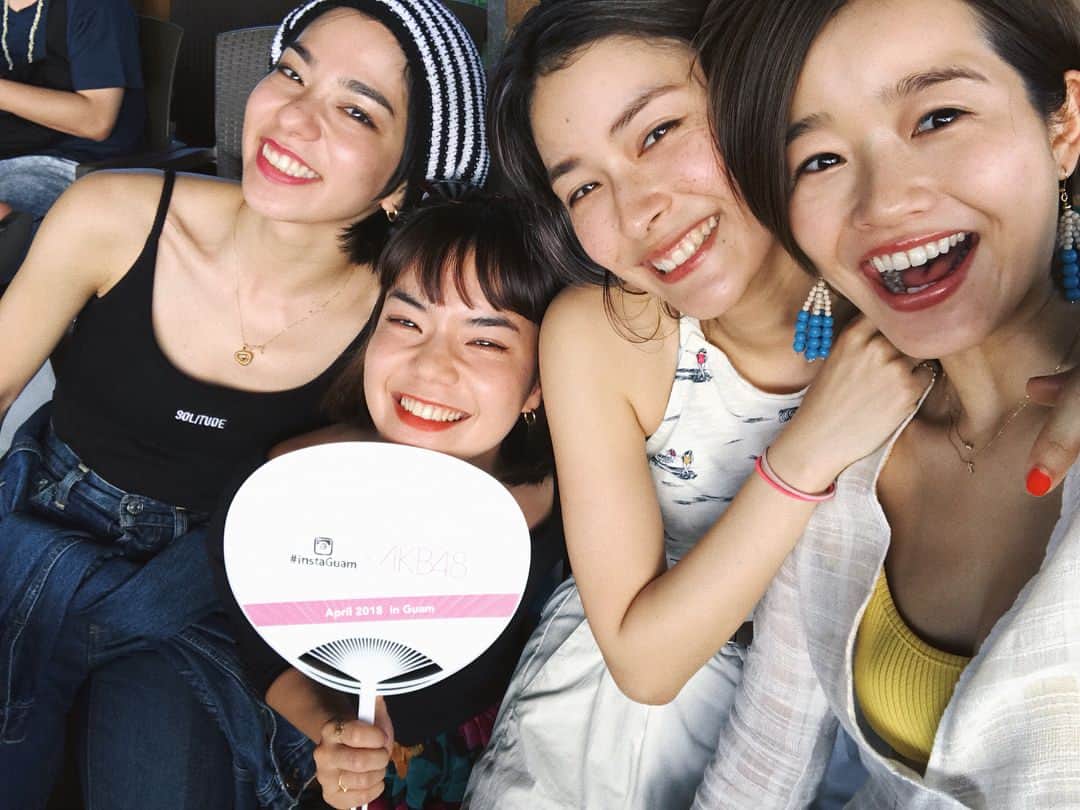 猪鼻ちひろのインスタグラム：「みんなでAKB48のライブへ❤️🧡💛💚💙💜 綺麗な海をバックに、会場みんなを楽しませるパフォーマンス、HAPPYになれる歌にダンスに可愛い衣装。。。 そしてこの距離感！近くで手をたくさん振りました👋🏻 アイドルはみんなに元気を与えてくれる素晴らしい職業だなと！ 最後は感動しました👏😭❣️ あー、可愛かった楽しかったまた行きたい！ #akb48#instaguam_akb#instaguam2018#インスタグアム#グアム#guam#撮影OKタイム#ムービーが重くて載せられなかったからブログに載せるね！」