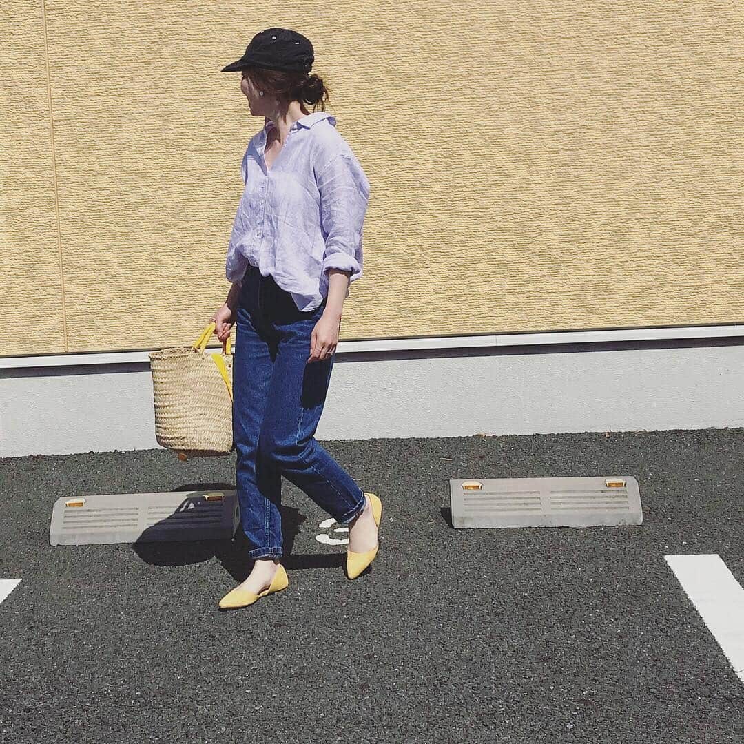 010iii_k_kot_kot__40のインスタグラム：「#ootd #outfit #fashion #fashionstyle #instafashion  暑かった💦 ので、#uniqlo さんの#リネンシャツ  私には珍しくパーポー💜 * オーバーサイズに わざとボタン掛け違えて着てみた🙌 * 案の定 娘ʕ•ᴥ•ʔに「ママ！ボタン間違えてるよ‼️」と言われました💦 * * ラベンダー色💜とイエロー💛 #code #coodinate #simple #uniqlo #uniqloginza #uniqloginza2018ss #zara #ca4la #コーデ #コーディネート #シンプルコーデ #シンプル #ママコーデ #ユニシャツ #プレミアムリネンシャツ」