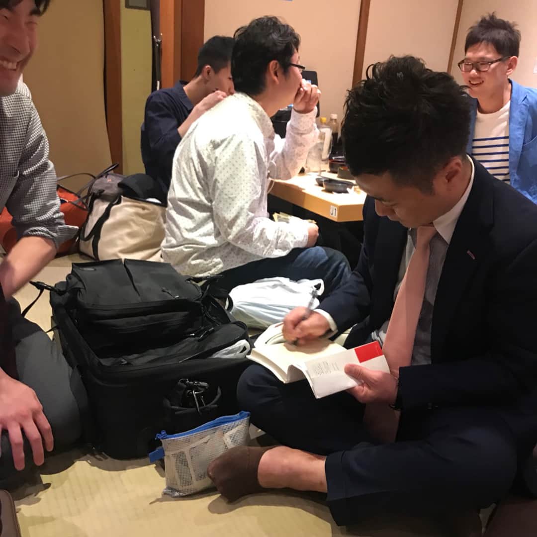 入江慎也さんのインスタグラム写真 - (入江慎也Instagram)「今日は一日、二つの講演会でした。  男磨き研究所の講演会でした。  受講生は全員男性。  みんなよく笑ってくれて、盛り上がりました。  #男磨き研究所 #講演会 #行った先に何かある #一時間半を2講演 #のしあがる力」4月21日 22時47分 - oreirie0408