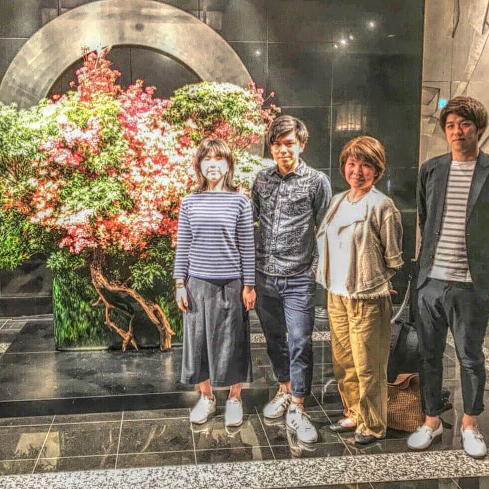 原大知のインスタグラム：「家族と😏 2日後だけどお祝いしてもらいました！  #祝成人 #２日後 #ホテルニューオータニ東京  #view&dining the sky」
