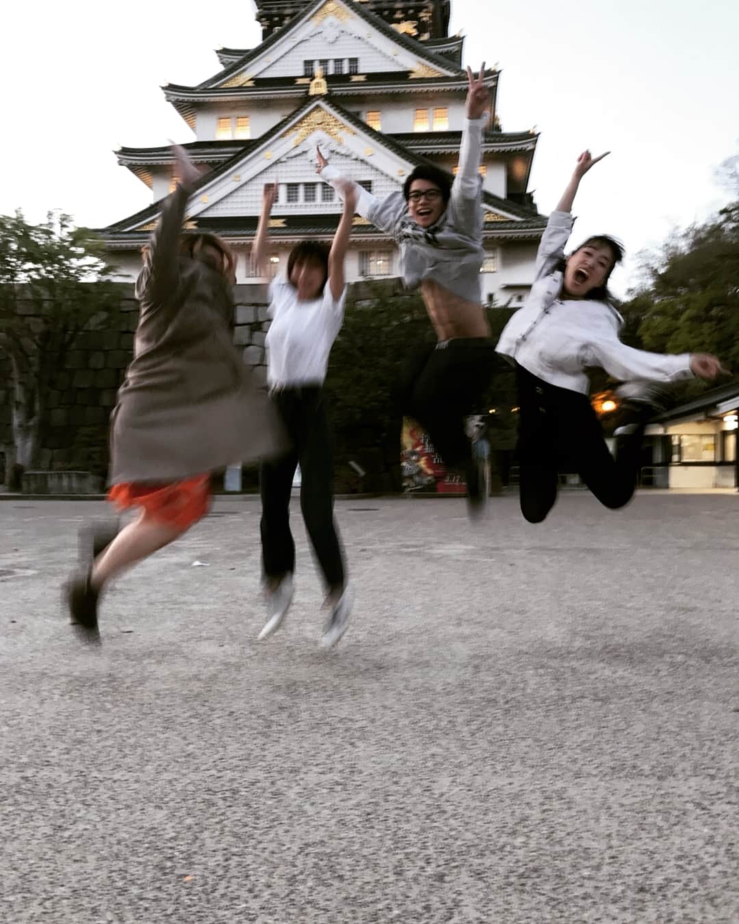 堀川絵美さんのインスタグラム写真 - (堀川絵美Instagram)「大阪城観光案内。バスガイド知識が生きてよかったよかった。しかしみんな跳躍すごいね。わたしイメージ上は同じくらい跳べてるはずなんやけどね。おかしいね。 #大阪城 #蛸石 #タイムカプセル #天守閣 #篠田麻里子 #梛野里佳子 #渡辺碧斗 #あおとの腹筋 #あおと跳びすぎてしゃがんでもうてる」4月21日 23時53分 - horipis