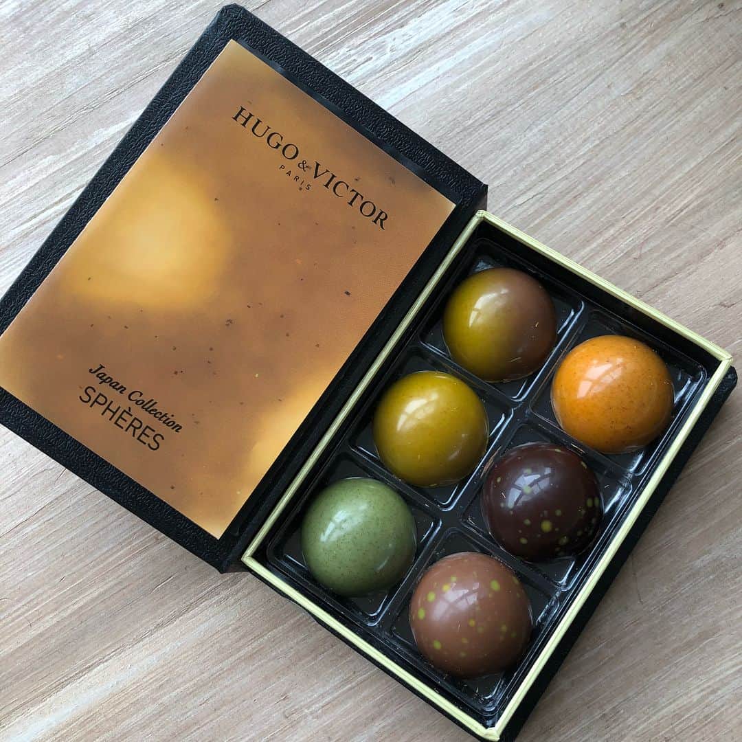 とよた真帆さんのインスタグラム写真 - (とよた真帆Instagram)「可愛いBOOK型チョコ😍 パッケージ萌え  #チョコレート#本#book #カラフル #ギフト #chocolate」4月21日 23時58分 - maho_toyota