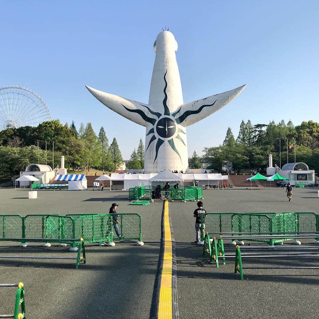 KYOHEYのインスタグラム：「2年ぶりにRENTAI FESTA の総合MCに帰ってきました！ 明日4.22(日)は万博記念公園お祭り広場で待ってます！！！ たくさんのSTAFF、関係者が全力で作ってくれています！それもこれも全てはお客様の笑顔のために！心込めてMCやらせて頂きます！よろしくお願いいたします！  #RENTAIFESTA #Da_iCE #ミラクルひかる #ワタナベフラワー #MC #万博記念公園 #太陽の塔」