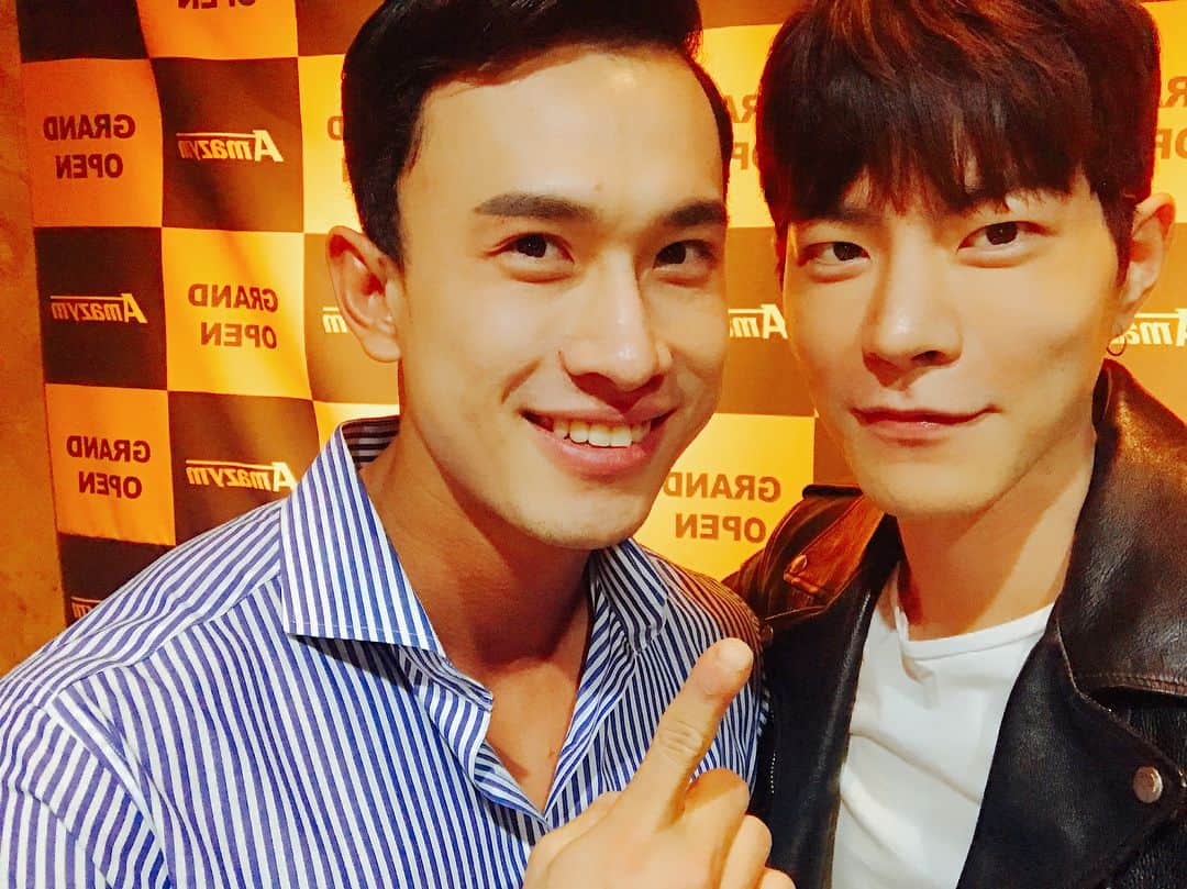 ホン・ジョンヒョンのインスタグラム：「초딩시절 부터 친구 영석이 운동 열심히 해서 상도 많이 받더니 드디어 pt샵 오픈! 멋지다. 앞으로 번창하길 @seobody #amazym」