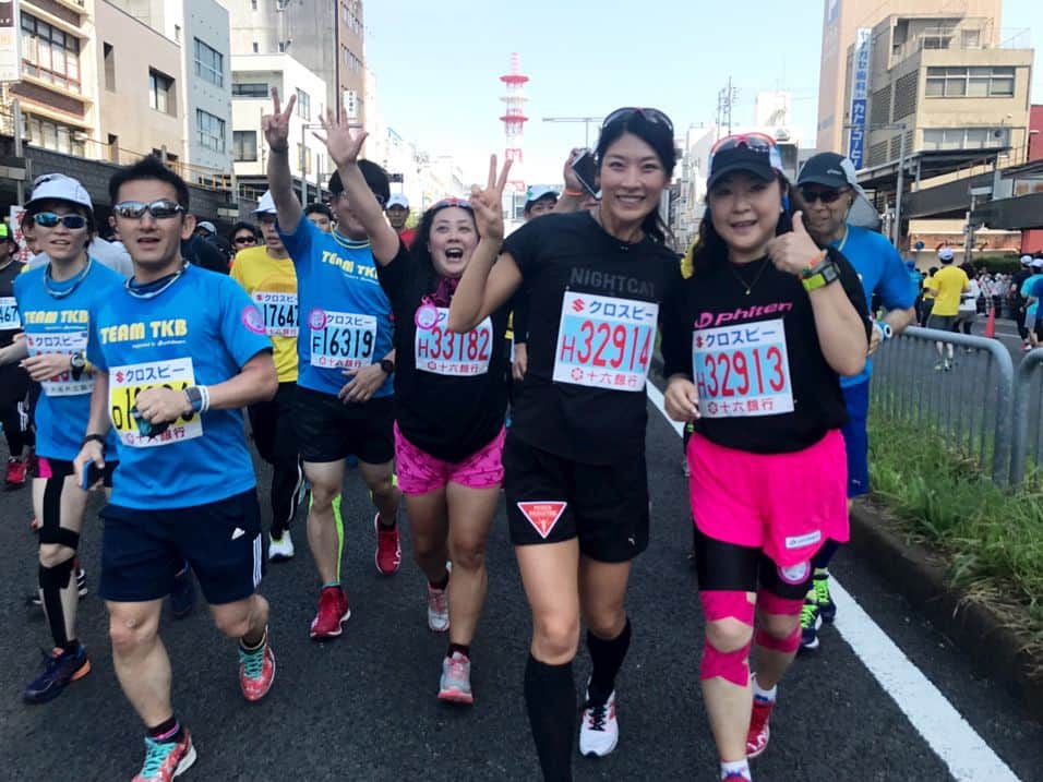 西谷綾子さんのインスタグラム写真 - (西谷綾子Instagram)「✴︎ きょんちゃんやみんなどうだったかなー。 ドキドキ。 ・ 私は午後から千葉でサッカーのお仕事があるため、 5kmまで一緒に走ったら、駅前のホテルで荷物をピックアップし、そのまま電車へ！！！ ・ なので、スタート前にパシャり♪  #ぎふ清流マラソン #スタート前21度 #夏日 #暑いから心配 #雲ひとつない青空 #run #running #marathon」4月22日 11時53分 - ayako.nishitani