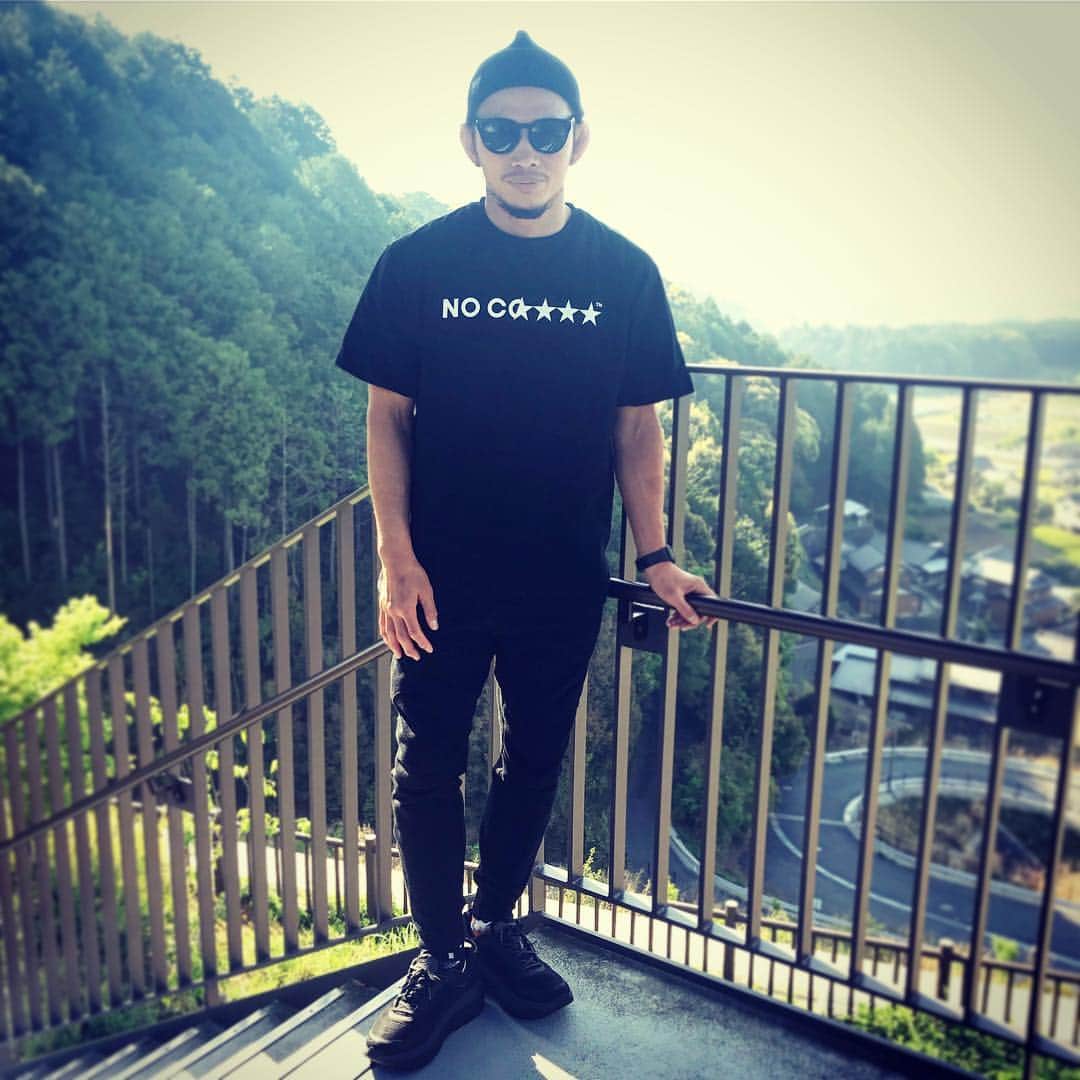 宇野薫のインスタグラム：「#宇野薫のテーマがありすぎコーディネート (UNODOJOMMAWORKSHOP編)  いざ名古屋へ (長篠設楽原PA)  #unodojo #unodojommaworkshop  #onehundredathletic  #newerajapan  #gstarraw #stancesocks  #stancejapan #nocoffee  #stussyeyegear #hokaoneonebondi5」