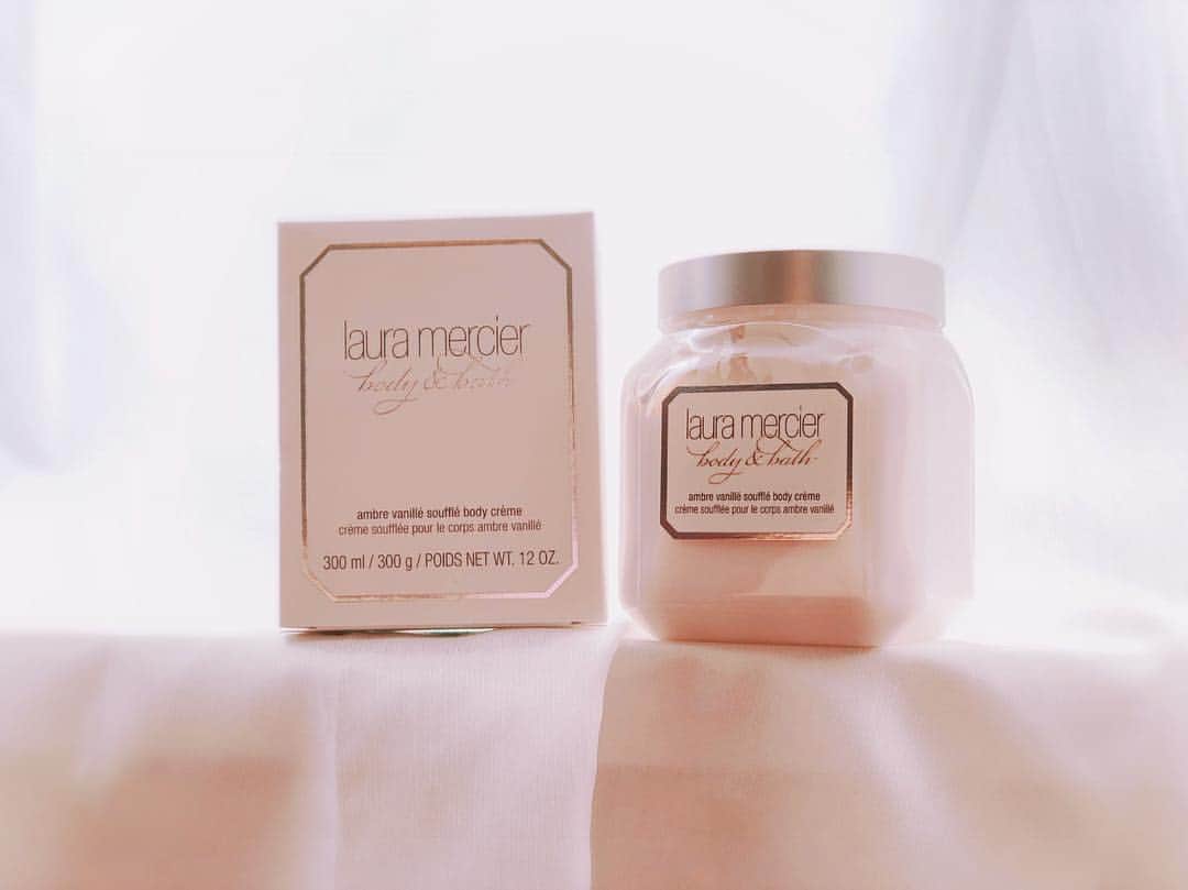 のインスタグラム：「. 愛用中のボディクリーム。 大人の甘い香りに いつもうっとりして 出かけられます。  @lauramercierjapan  #ホイップドボディクリーム #アンバーバニラ #二個目」