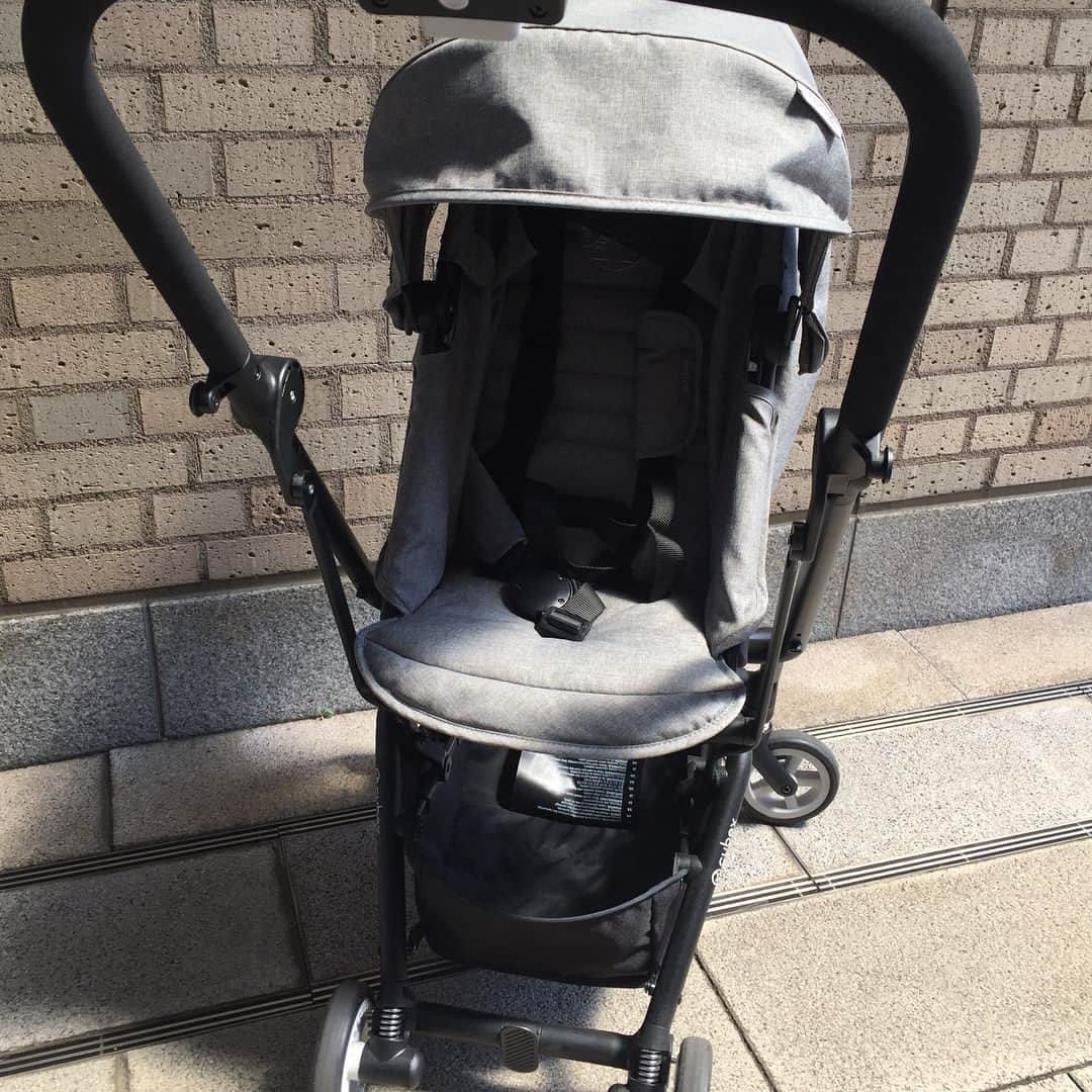 blossom39_officialのインスタグラム：「. 3月21日に発売されたばかりの Cybex《EESY S TWIST》 . 新生児から両対面で使用可能！ シートはくるっと回転するので、面倒な操作は一切ありません！ . 7.3kgと軽量かつコンパクトに折りたたむこともできるので持ち運びや収納にも便利！ . 是非店頭でご覧くださいませ♪ ▶︎詳細はプロフィールよりご覧ください。 . #blossom39 #ブロッサム39 #cybex #サイベックス #eesystwist #イージーエスツイスト #ベビーカー #新作 #新商品」