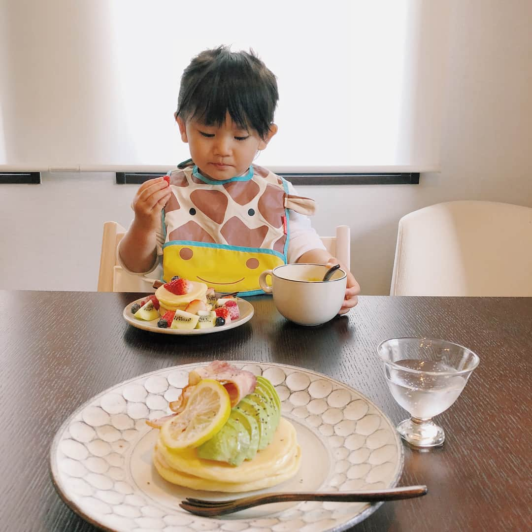 原田沙奈子さんのインスタグラム写真 - (原田沙奈子Instagram)「サンデーブランチ🥞 ・ アマネはフルーツ🍓🥝 私はアボカドベーコン🥑🥓 ↑やはりのしょっぱ派 もちろんアマネはカボチャスープ付き。笑 2年やらせて頂いた理事会が今日の総会で終わったのだけど、思い出せば2年前は常に寝ているアマネを抱っこ紐で連れて行ってたなぁ… グングンと大きくなって今日は自分で靴履いて出ていったもんなぁ。 旦那さんが出席できたのは1回くらいだったけどおかげでマンションの事がよく分かったしいい経験だったな。 その後はお家で鼻唄歌いながらパンケーキ焼きました。 さーて！久しぶりのアマネとのデート、どこへ行こうかなぁ❤️❤️❤️ 楽しみすぎてちょっと浮かれてる💃 #おうちごはん #ブランチ #日曜日 #パンケーキ#サナコ_お料理」4月22日 11時55分 - sanakoharada