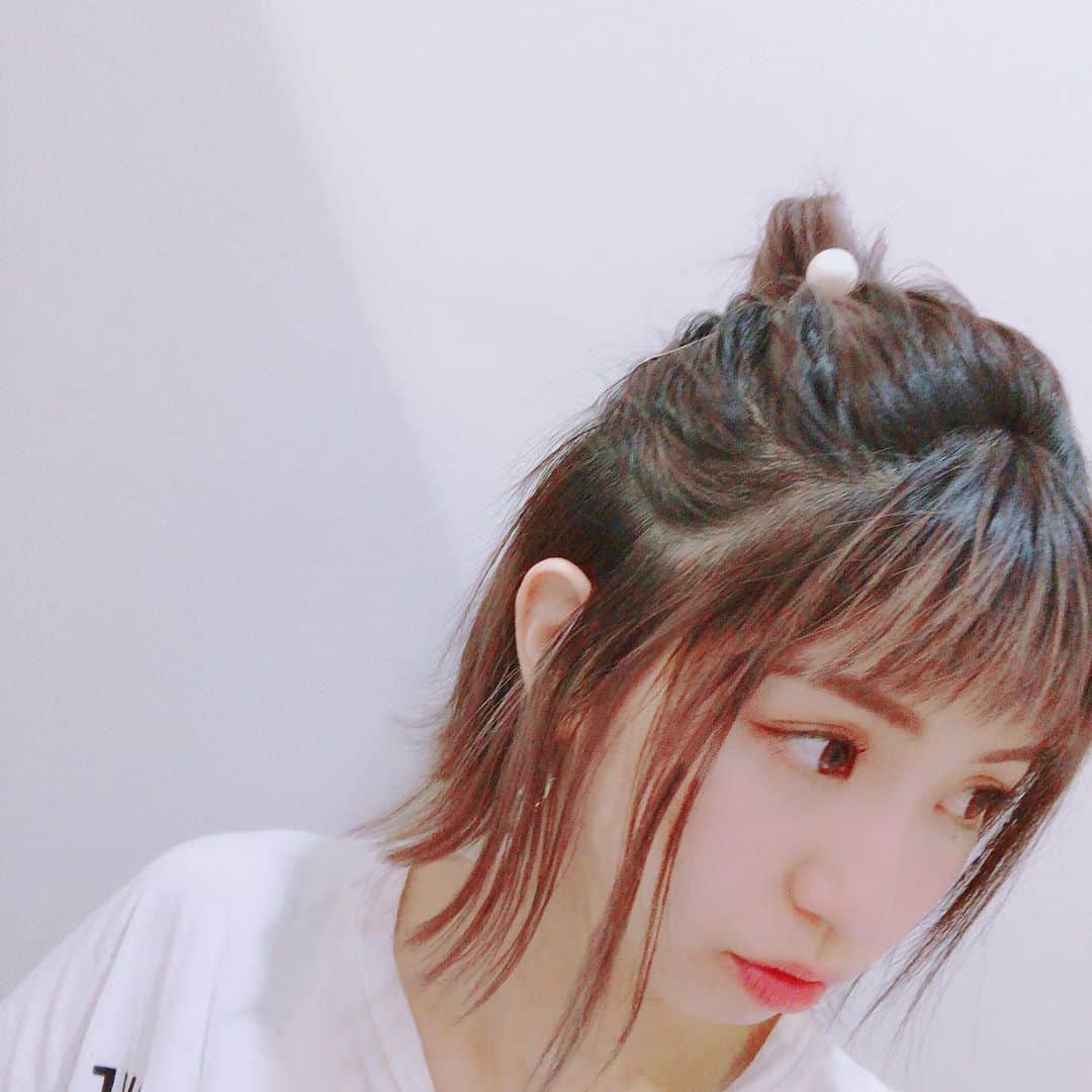 名倉かおりのインスタグラム：「今日はハーフアップ💗  #product #オン眉ボブ #外ハネ #オン眉 #ボブ #ハーフアップ #オン眉バング #chewinghigh #cwh #名倉 #名倉かおり #染めなきゃな #ブリーチ #ブリーチ毛 #昔 の #ピンク #hairstyle #haircolor #hair #pink #グレージュ #カラートリートメント #必需品」