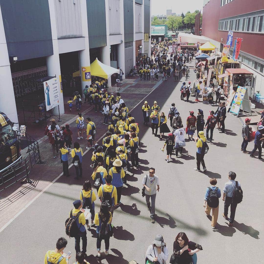 八百板卓丸のインスタグラム：「お疲れ様です〜！ ミニオンの行列が出来てました😂 可愛くてつい写真撮っちゃいました！ 今度ミニオンコーデやってみたいなー笑  #ミニオン」
