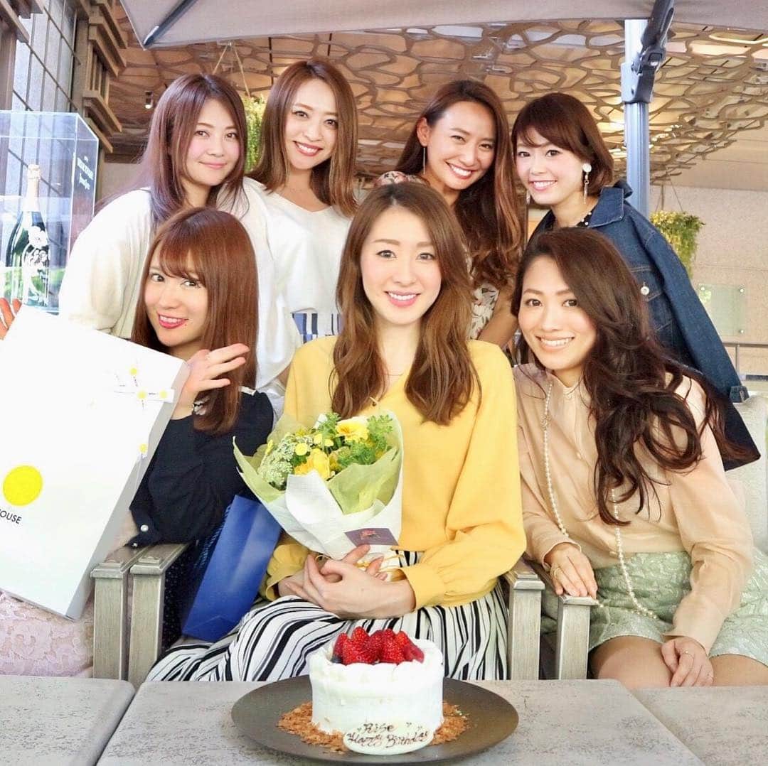 杉下理世のインスタグラム：「💛久しぶりの大集合💛 私のイメージがイエローだからと、イエローの花束💐を用意してくれていたみんなの気持ちはつゆ知らず、期待に応えてイエローの服で参加した私💁🏼‍♀️💛 やっぱり今年のテーマカラーはイエローで決まり😍👏✨ #お誕生日会 #誕生日会 #花束 #お花のある暮らし #集合 #大集合 #女子会 #ランチ会 #ランチ #誕生日ケーキ #カフェ #cafe #ありがとう」