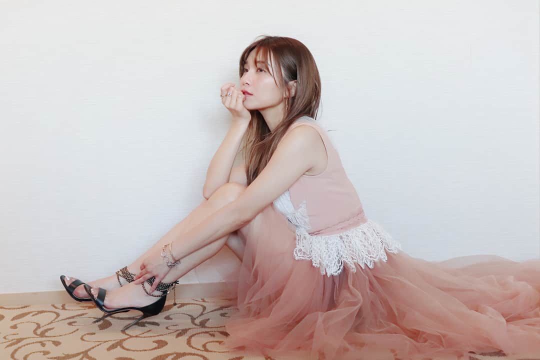 のインスタグラム：「. ファンクラブイベント #unotime  名古屋２公演ありがとう。 . ピンク×ブラックコーデ dress&shoes @elisabettafranchi jewelry @iosselliani_jp . ハートドレスコーデ dress @annasui jewelry @serge_thoraval_tokyo #ハートヘアに気づいたかな」