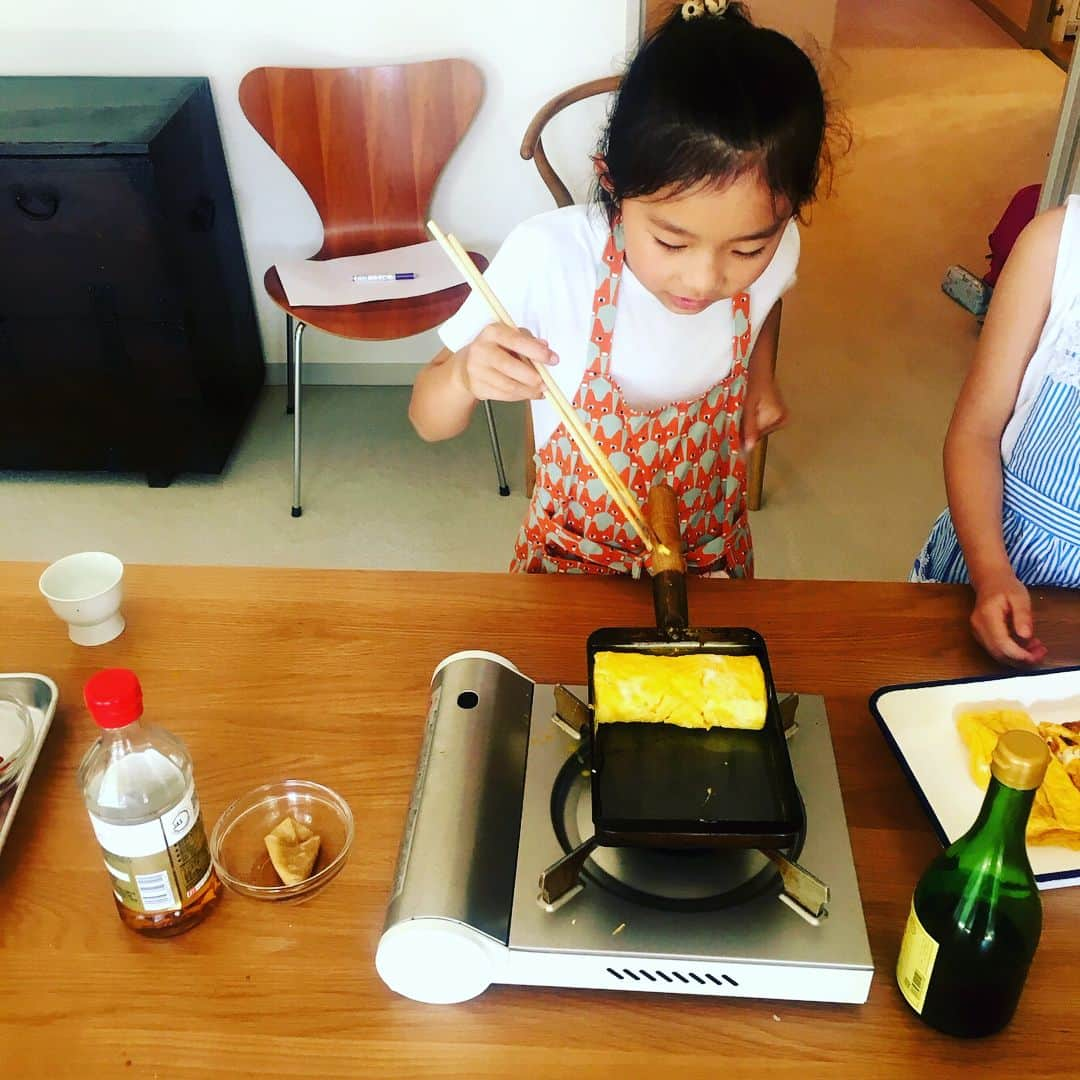 AYUMIさんのインスタグラム写真 - (AYUMIInstagram)「娘と一緒に、コウ静子さん、 李映林さんのお料理教室に♪ . 娘たちもたくさんお料理をさせてもらい とっても満足気☺︎ . みんなで作ったお料理を持ってピクニック🌿 とても気持ちのいい時間でした✨ . 和かで素敵なコウ静子さん、 穏やかで愛あふれる李映林先生。 すばらしい出会いに感謝です☆ . . #娘と #お料理教室 #甘糟記子 ちゃん親子と☺︎ #岩田麻希 ちゃん親子と☺︎」4月22日 21時34分 - ayumiayunco