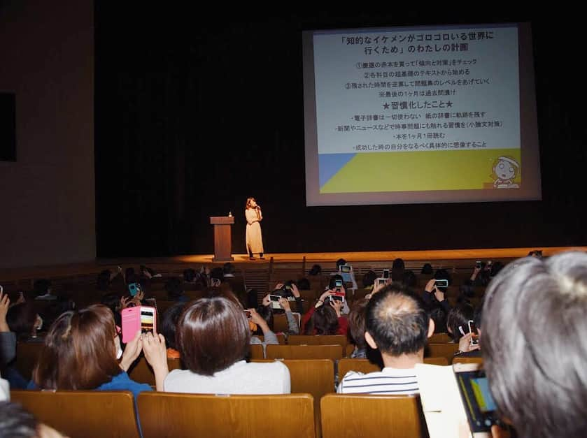 小林さやかさんのインスタグラム写真 - (小林さやかInstagram)「福井県越前市で今日は両親と登壇しました🧚‍♀️うちの父ちゃんのご友人からのご依頼だったので、珍しく父も最後にすこし話をしました。1時間母ああちゃんの講演、そのあとわたしの1時間講演、のあとだったから終始わたしたちにボロカス言われていたうちの父wでも最後、父が「僕の人生を変えてくれたのは、ありがとうとごめんなさいって言葉でした」と話すと、会場中からすすり泣きが聞こえてきた。いいとこもってくなーおじさん😏  #サイン会で本がくそ売れて越前市の本屋さんがとても喜んでたよ #パパもとても嬉しそうだったよ #ご褒美越前蟹ご馳走になったよ #ああちゃんはもう眠そうだったよ #しょうがないのでビリパパ講演依頼募集します #演題は「ビリパパの言い訳」です」4月22日 22時16分 - syk03150915