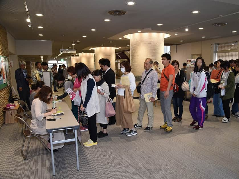 小林さやかさんのインスタグラム写真 - (小林さやかInstagram)「福井県越前市で今日は両親と登壇しました🧚‍♀️うちの父ちゃんのご友人からのご依頼だったので、珍しく父も最後にすこし話をしました。1時間母ああちゃんの講演、そのあとわたしの1時間講演、のあとだったから終始わたしたちにボロカス言われていたうちの父wでも最後、父が「僕の人生を変えてくれたのは、ありがとうとごめんなさいって言葉でした」と話すと、会場中からすすり泣きが聞こえてきた。いいとこもってくなーおじさん😏  #サイン会で本がくそ売れて越前市の本屋さんがとても喜んでたよ #パパもとても嬉しそうだったよ #ご褒美越前蟹ご馳走になったよ #ああちゃんはもう眠そうだったよ #しょうがないのでビリパパ講演依頼募集します #演題は「ビリパパの言い訳」です」4月22日 22時16分 - syk03150915