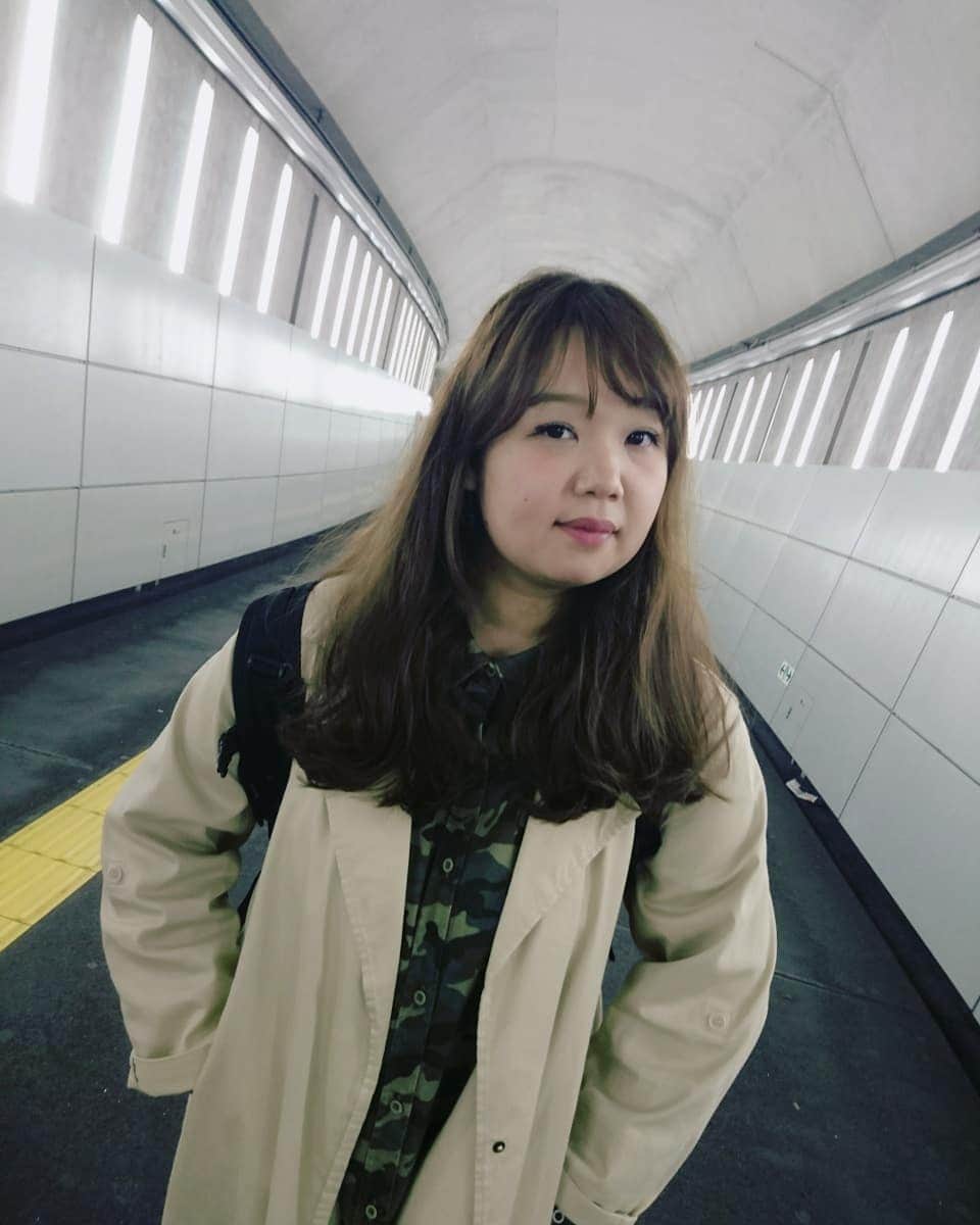 山田愛実さんのインスタグラム写真 - (山田愛実Instagram)「. . 良い感じの写真が撮りたくて、細かい指示を出しながら何十枚も撮っていたら、藤本、気が狂ってしまった。 . #TEAMBANANA #藤本友美 #5月5日単独きてね .」4月22日 15時09分 - teambanana_yamada