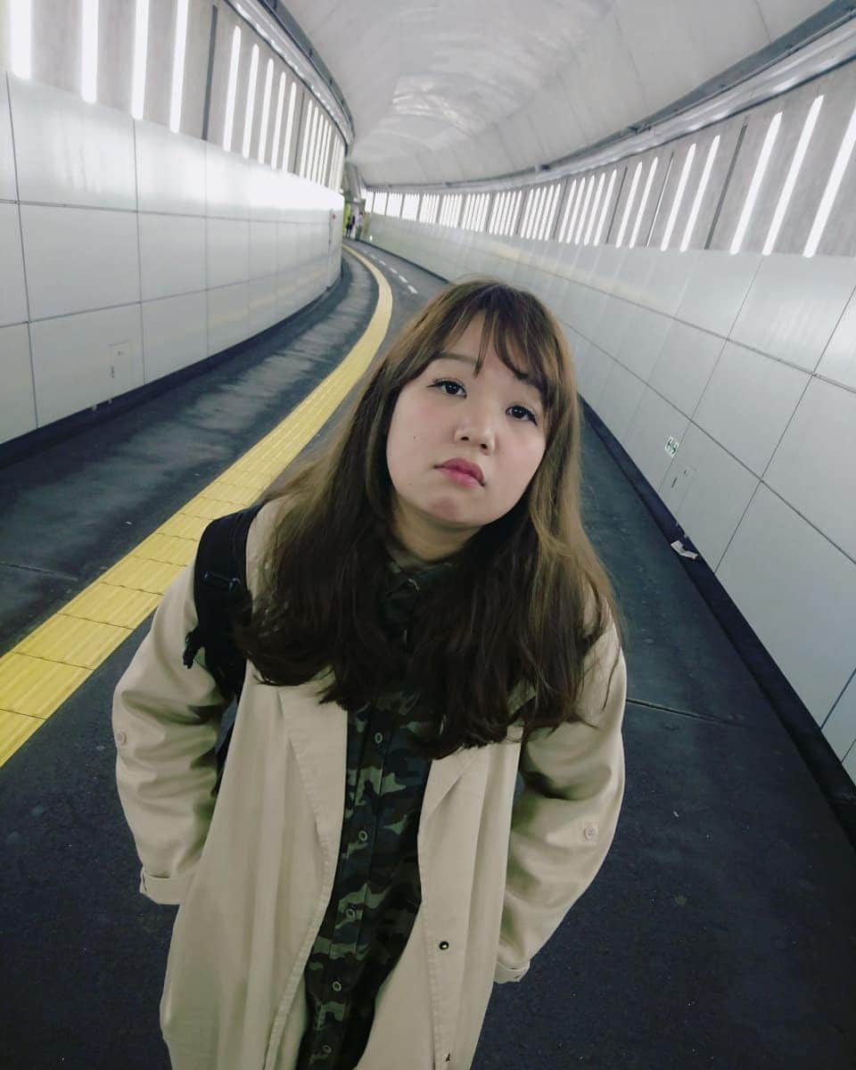 山田愛実さんのインスタグラム写真 - (山田愛実Instagram)「. . 良い感じの写真が撮りたくて、細かい指示を出しながら何十枚も撮っていたら、藤本、気が狂ってしまった。 . #TEAMBANANA #藤本友美 #5月5日単独きてね .」4月22日 15時09分 - teambanana_yamada