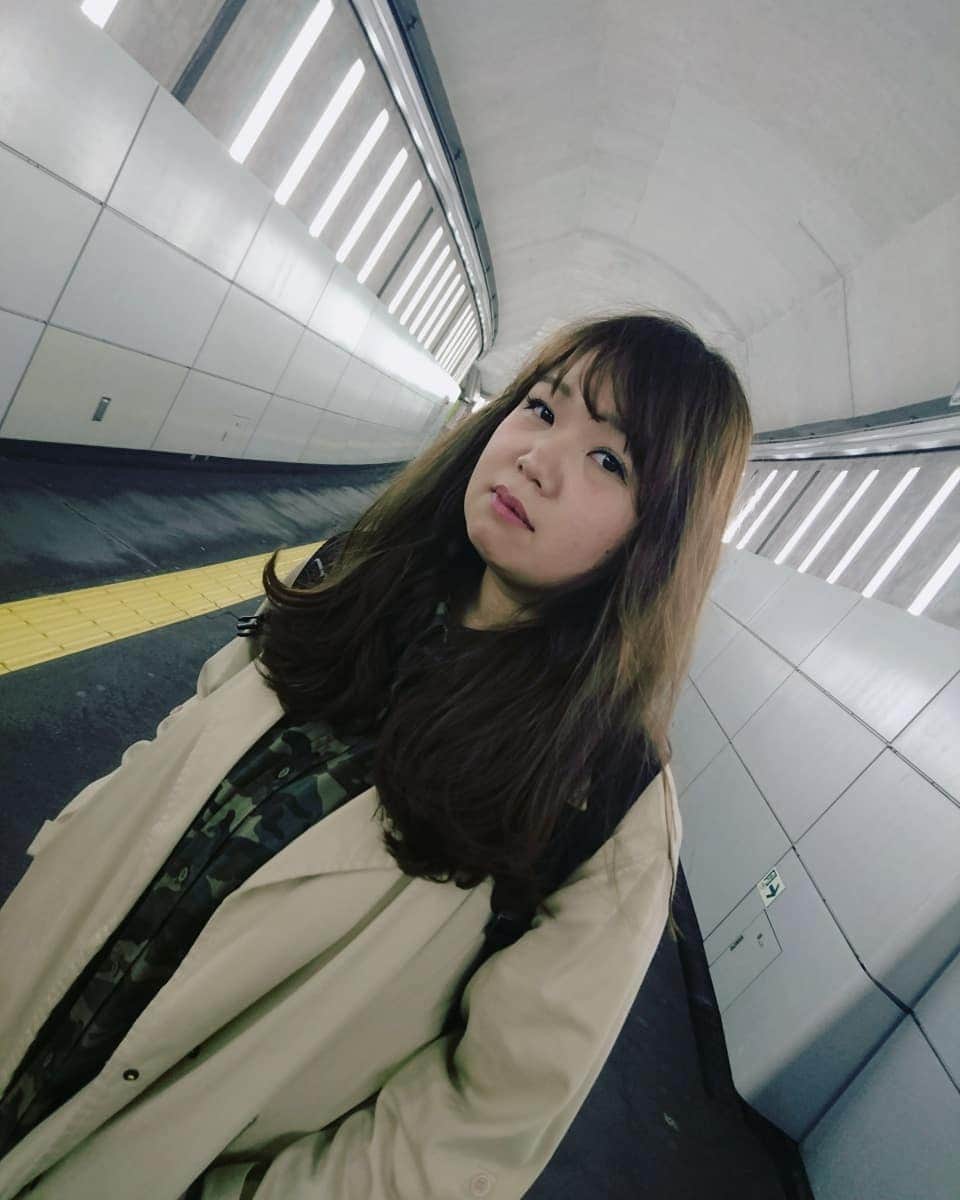 山田愛実さんのインスタグラム写真 - (山田愛実Instagram)「. . 良い感じの写真が撮りたくて、細かい指示を出しながら何十枚も撮っていたら、藤本、気が狂ってしまった。 . #TEAMBANANA #藤本友美 #5月5日単独きてね .」4月22日 15時09分 - teambanana_yamada