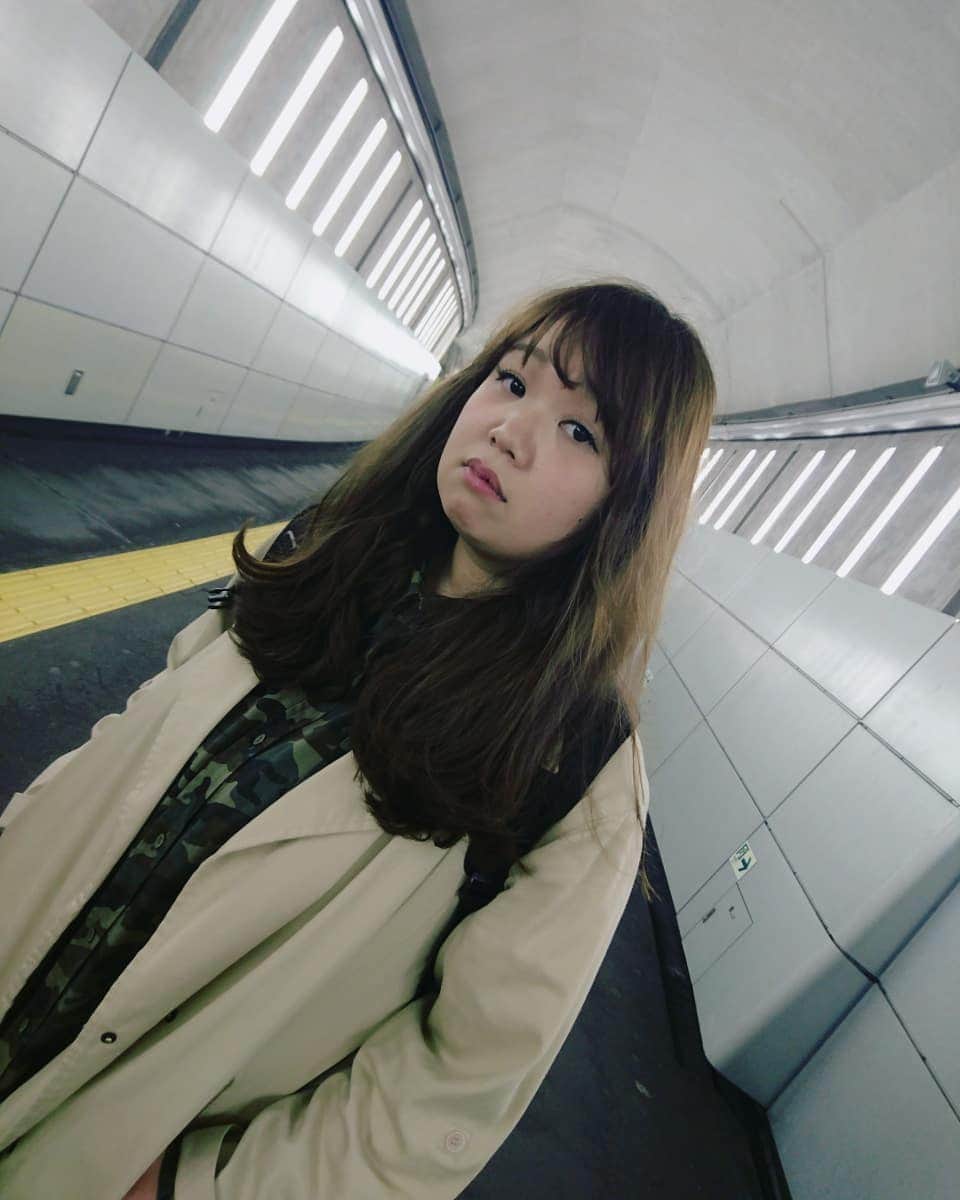 山田愛実さんのインスタグラム写真 - (山田愛実Instagram)「. . 良い感じの写真が撮りたくて、細かい指示を出しながら何十枚も撮っていたら、藤本、気が狂ってしまった。 . #TEAMBANANA #藤本友美 #5月5日単独きてね .」4月22日 15時09分 - teambanana_yamada