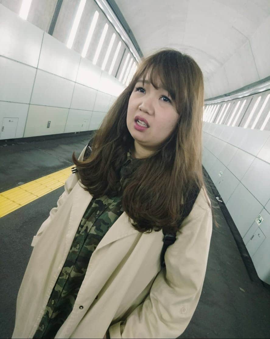 山田愛実さんのインスタグラム写真 - (山田愛実Instagram)「. . 良い感じの写真が撮りたくて、細かい指示を出しながら何十枚も撮っていたら、藤本、気が狂ってしまった。 . #TEAMBANANA #藤本友美 #5月5日単独きてね .」4月22日 15時09分 - teambanana_yamada