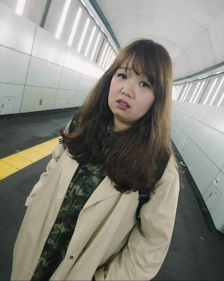 山田愛実さんのインスタグラム写真 - (山田愛実Instagram)「. . 良い感じの写真が撮りたくて、細かい指示を出しながら何十枚も撮っていたら、藤本、気が狂ってしまった。 . #TEAMBANANA #藤本友美 #5月5日単独きてね .」4月22日 15時09分 - teambanana_yamada