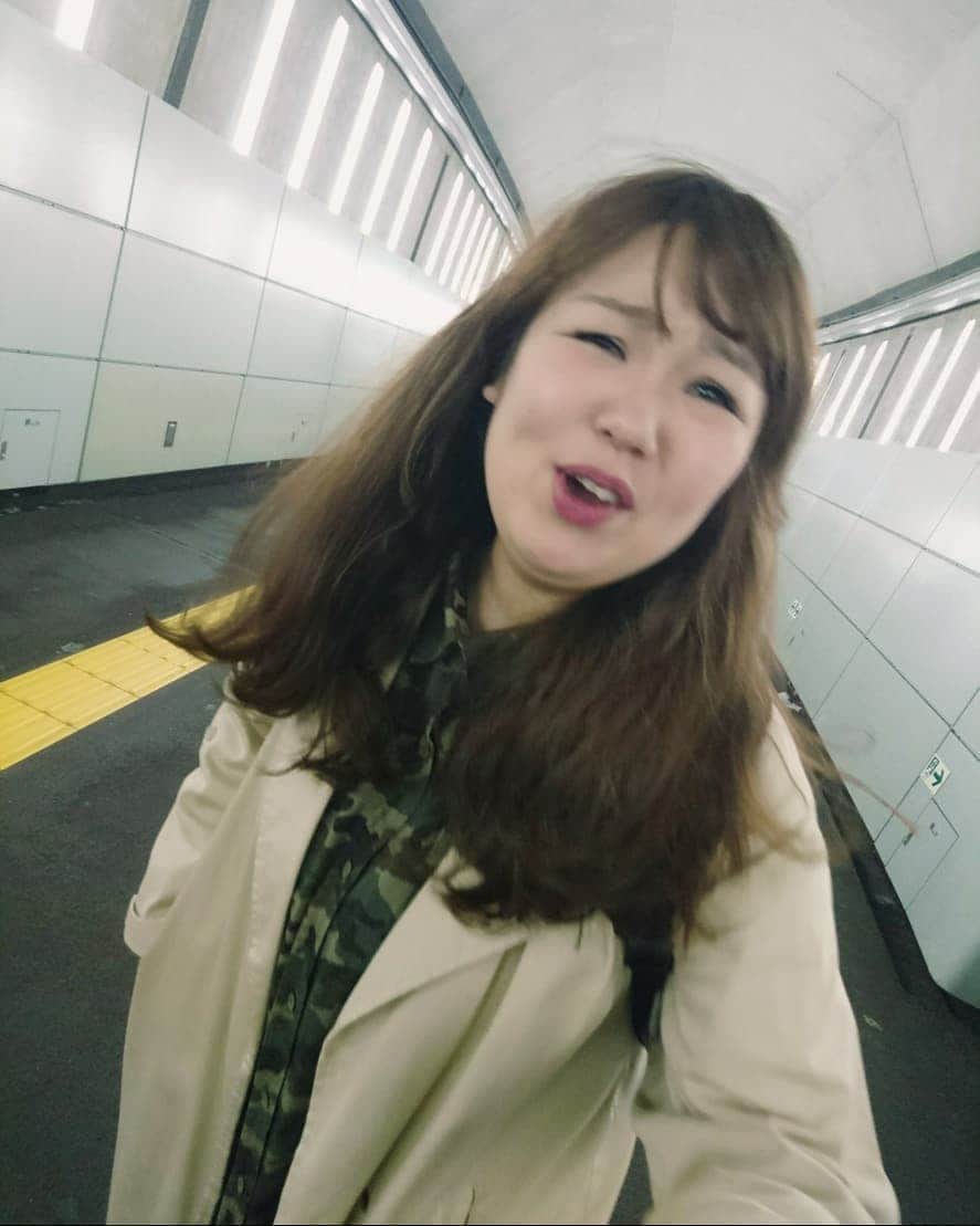 山田愛実さんのインスタグラム写真 - (山田愛実Instagram)「. . 良い感じの写真が撮りたくて、細かい指示を出しながら何十枚も撮っていたら、藤本、気が狂ってしまった。 . #TEAMBANANA #藤本友美 #5月5日単独きてね .」4月22日 15時09分 - teambanana_yamada