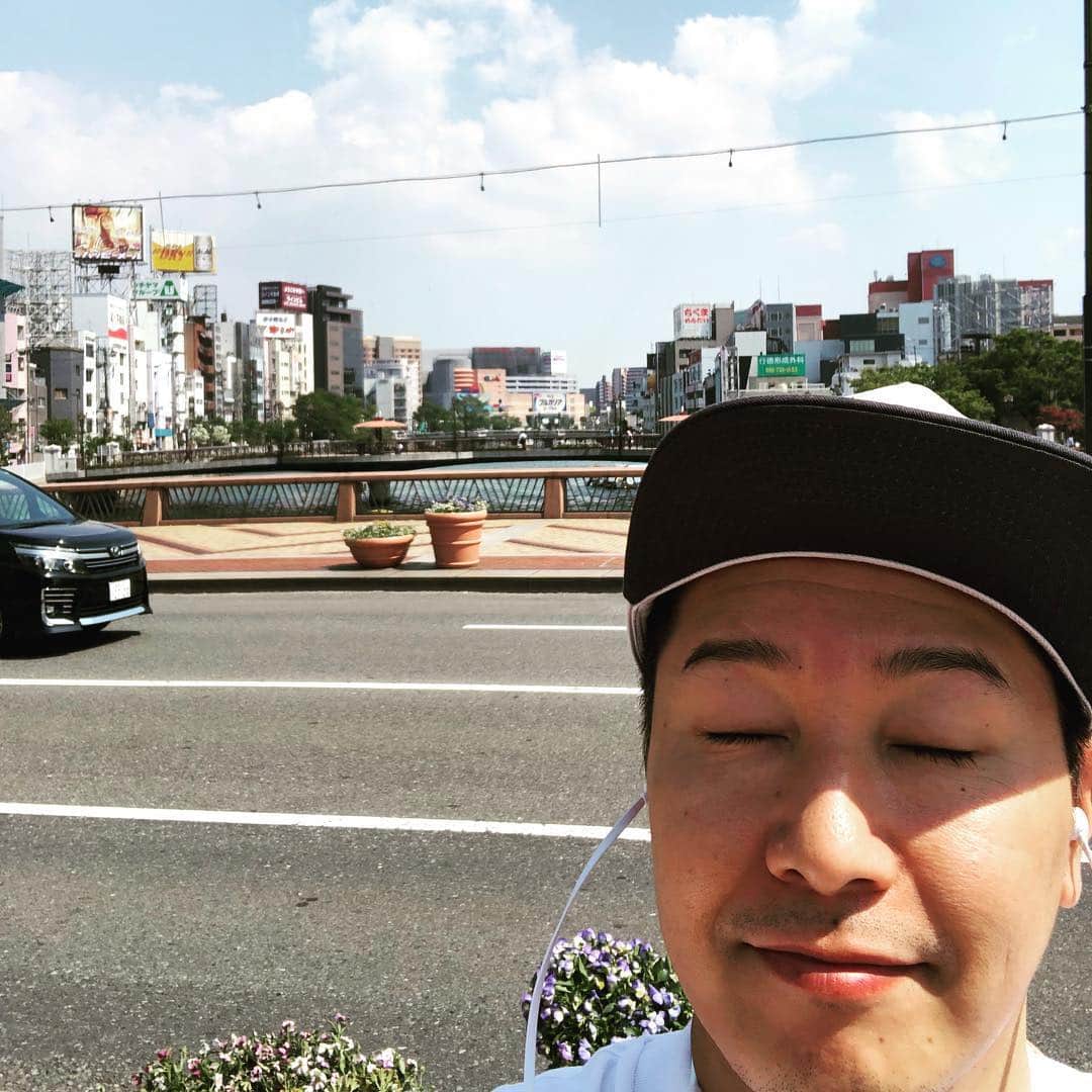 長田庄平のインスタグラム：「福岡めっちゃいい天気で単独ライブ日和です！！ #西鉄ホール #当日券出ます！！ #物販と合わせて18時から販売 #雨の沖縄から脱出出来て良かった #チョコレートプラネット #単独ライブ #ツアー #福岡」