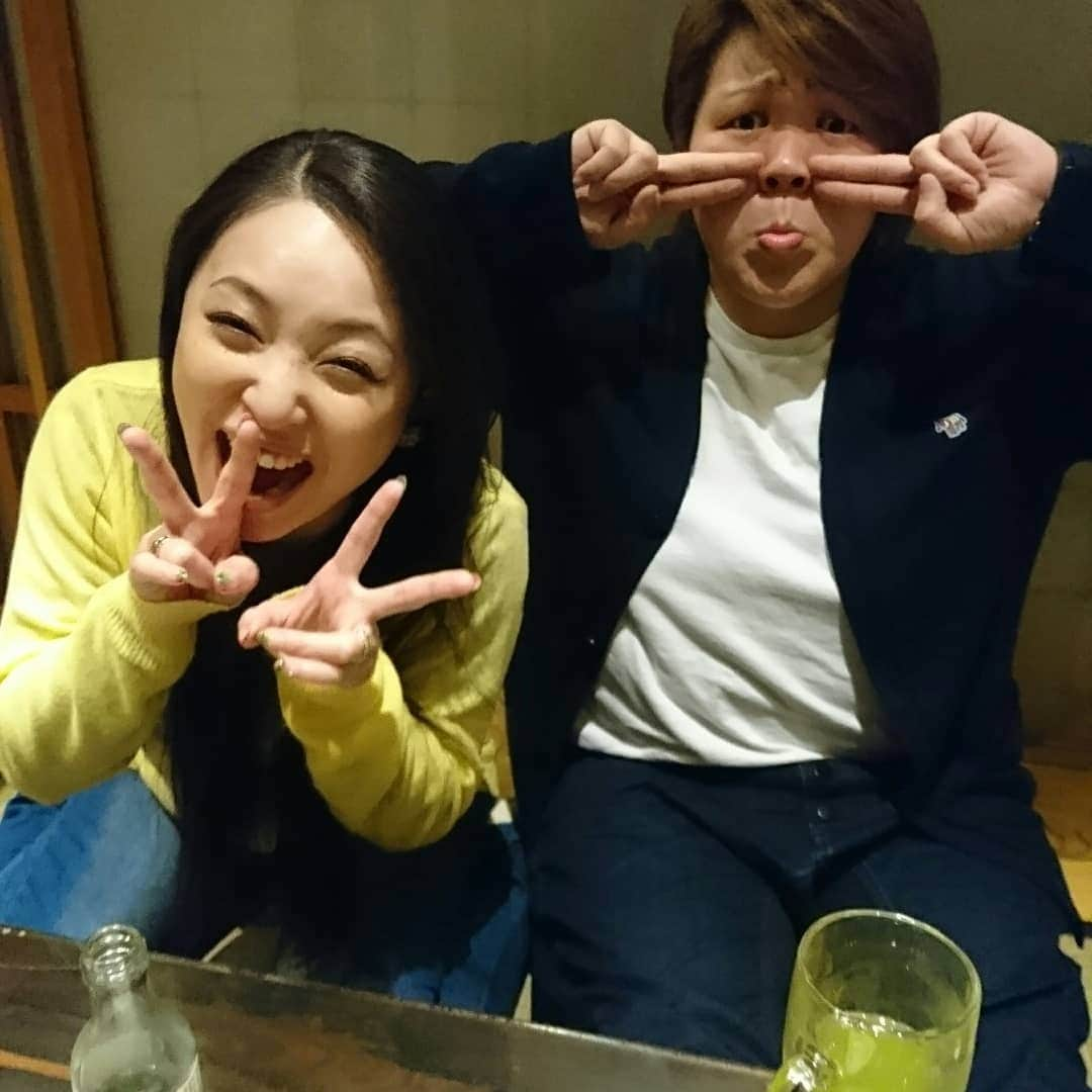 末永遥さんのインスタグラム写真 - (末永遥Instagram)「去年の4/13 妊娠検査薬で陽性反応が出て、 翌14日、病院にて検査するも、 まだまだ袋にも確認できず、、、 「１週間下さい！」と言われた。  この一週間はドキドキで過ごしてたなぁ～… そして、 去年の今日。4月22日❗😊 ダブルピースの日。 ✌(´>ω<｀)✌ 初めて、ポン助が姿を見せてくれ、 妊娠が確定した日。  そう。 私とひぃ～君を、 お父さん・お母さんにさせてくれた 記念すべき日.+*:ﾟ+｡.☆ それはそれはクッソ程ちっちゃくて😆 でもでも生意気にもʬʬʬ トゥクトゥク一生懸命に動いていて… なんだか感動して、  そして、  先生にバレないように、 ひと粒だけの涙をひっそりこぼしたんだ。。。 あれから一年…  あんなにも小さく確認できたポン助😊  こんな風に 目の前に居てくれるようになったなんて… また来年も、 今日のこの日の写真を見て、 あんなに小さかったのにねぇ～😂 って、言ってるんだろうな…😌💕 いつも傍に居てくれて、居させてくれて ありがとう❤ これからもスクスク元気に育ってね😊✨ そして、そんな去年の今日。(夜) 家族以外で、 妊娠をちゃんと報告した人がこの方❗  私の大好きな大好きなみっかちゃん💖 こと、杉本美香さん♡  絶対に忘れない！ 忘れられない日！となった日😄❤ 一番にお祝いしてくれた大切な人💐  早くポン助にもあってもらわなきゃ～⤴😆😝💞 父ちゃんの同級生さくちゃんにもだｯｯｯ🌸（笑）  みっかちゃん♡ さくちゃん♡  改めてありがとう⤴⤴⤴ございます🙇✨ #妊娠#確認#した日#一年前#今日 #あっという間#杉本美香 ちゃん#大切な人 #たち#改めて#ありがとう#幸せです」4月22日 15時41分 - haruka_suenaga86