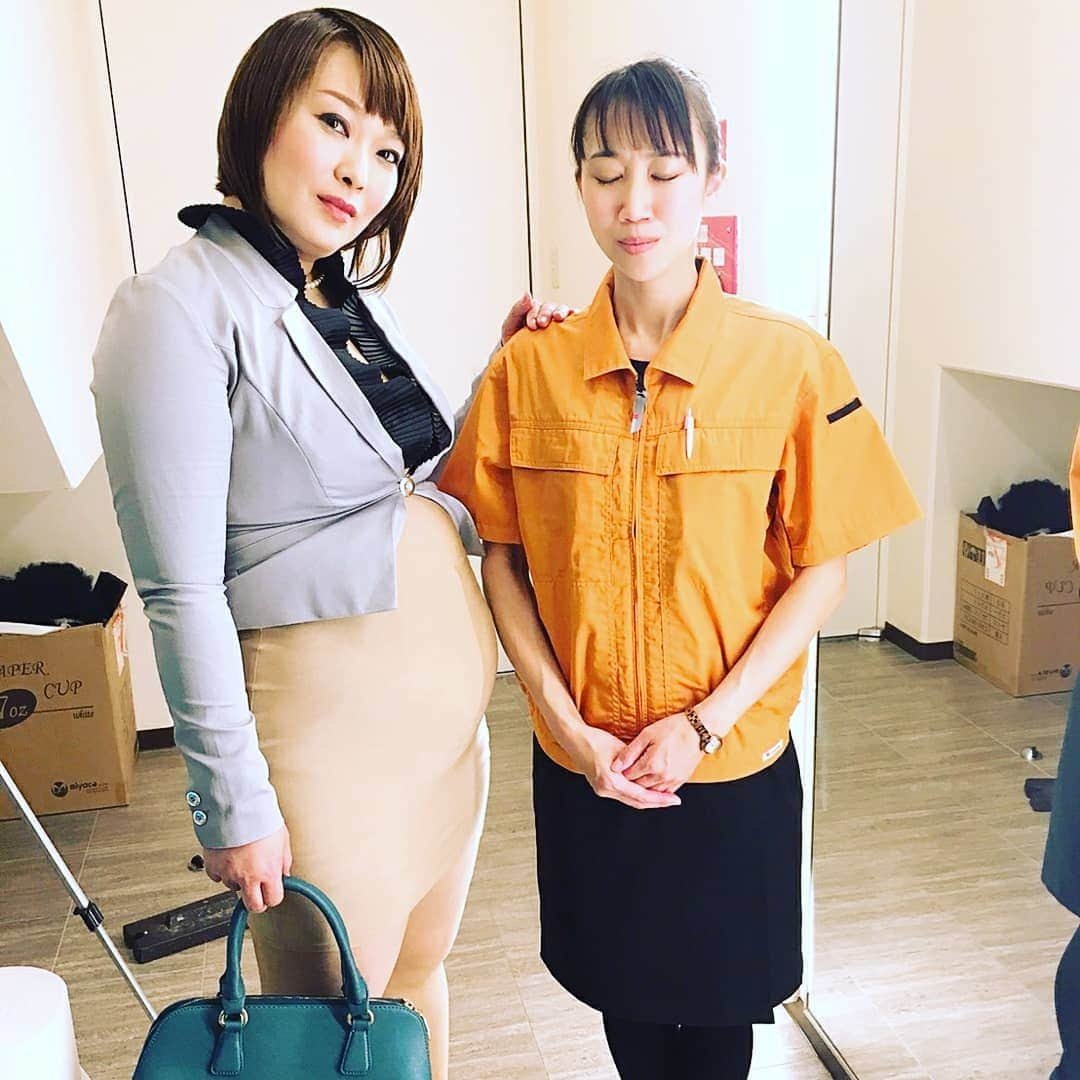 五十嵐サキさんのインスタグラム写真 - (五十嵐サキInstagram)「五十嵐サキアワー✨谷川友梨ちゃん😆🍀 #2ショット #撮らせて下さい　っていうので #とりあえず #私は吉本金融のまま #役になりきって #撮ってみた #でも #友梨ちゃん　の #設定が分からない #谷川友梨　ちゃんは #イベント好き #セーラームーン 好き #明るくはしゃぐ #中学生のような大人 #私 #小学生のような大人 #なんばグランド花月 #楽日#あと一回公演 #ご来場頂いた方有り難うございました　 #放送予定 #関西圏　5月19日土曜日お昼12時54から #吉本新喜劇 #よしもと新喜劇 #五十嵐サキ」4月22日 15時58分 - saki_igarashi