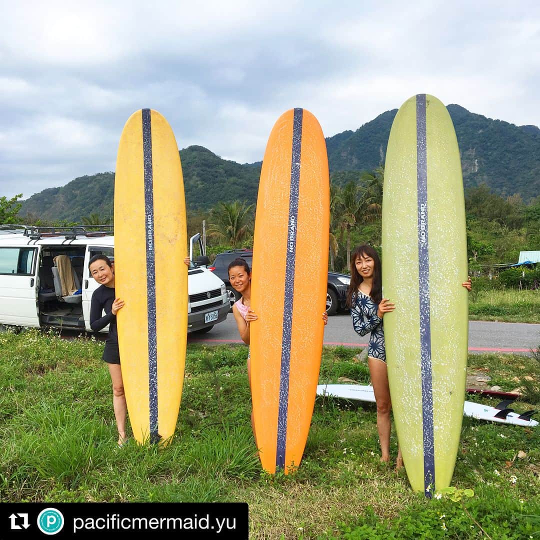 NO BRANDさんのインスタグラム写真 - (NO BRANDInstagram)「SURF GIRLS in Taitung. @taitungsurfshop_easttaiwan  #longboarders #surfergirl  #journey #travel #surftrip  #taitung #taitungsurfshop #5surf #taiwan #台湾 #台東 #台東衝浪店  Thank you for  @pacificmermaid.yu  #nobrand #nobrandsurfboard  @nobrand_kamakura  #Repost @pacificmermaid.yu with @get_repost ・・・ no brand GIRLS🧜‍♀️🧜‍♀️🧜‍♀️✨ ーーーーーーーーーー #surfdays #nobrand #nobrandkamakura #nobrandsurfboards #longboard #candycolors #rentalboards #nobandgirls #girlssurfer #手ぶらでサーフィン #ロングボードレンタルできます」4月22日 16時43分 - nobrand_kamakura