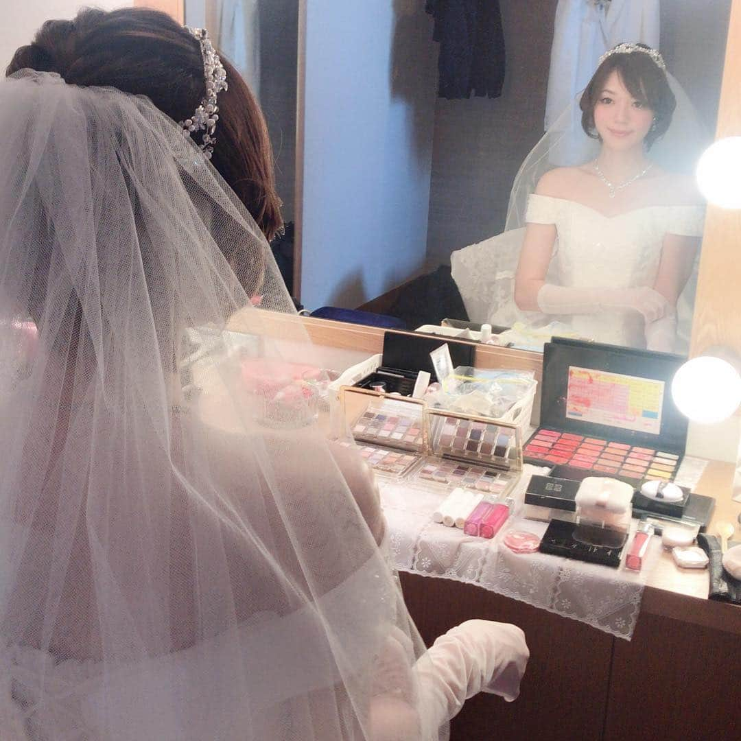 葛巻舞香さんのインスタグラム写真 - (葛巻舞香Instagram)「10 minutes ago of the wedding💐  #ブライダルモデル#ブライダルフェア#岩手#北上市#準備完了#まもなく本番#ウェディングドレス#マイナス10歳#見えたらいいな#花嫁#ドレスを着られる事への感謝#姉さん女房#ショートヘア」4月22日 16時37分 - maika.kzm