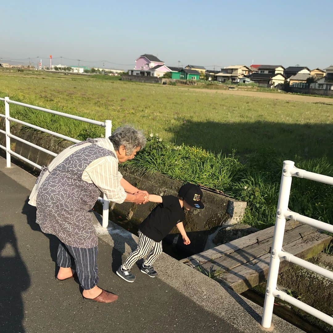 潮田玲子さんのインスタグラム写真 - (潮田玲子Instagram)「そしてお次は父方の祖母にも会いに行ってきました！ 祖母も８７歳！畑仕事になんでもこなす元気なおばあちゃんです！ 子供って子供好きな人をすぐ分かるよね！ 祖母に会ってすぐに一緒に遊ぼうよーって半ば強引に？祖母の手を引っ張ってました笑笑 田舎でのどかな雰囲気に癒される😊 こういう故郷って良いですよね！  #祖母とひ孫 #故郷 #福岡 #田舎 #癒される」4月22日 17時27分 - reikoshiota_official