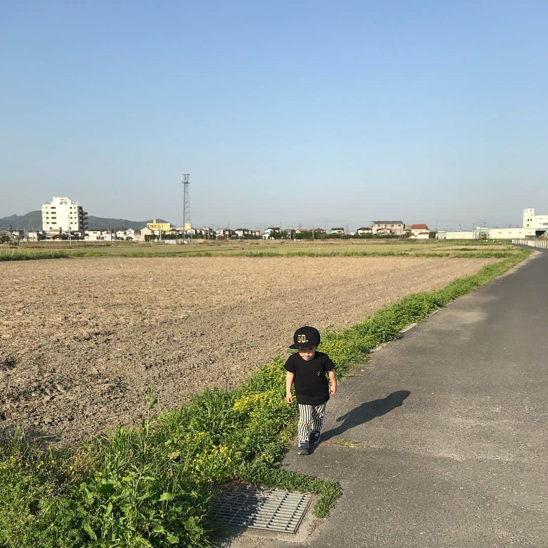 潮田玲子さんのインスタグラム写真 - (潮田玲子Instagram)「そしてお次は父方の祖母にも会いに行ってきました！ 祖母も８７歳！畑仕事になんでもこなす元気なおばあちゃんです！ 子供って子供好きな人をすぐ分かるよね！ 祖母に会ってすぐに一緒に遊ぼうよーって半ば強引に？祖母の手を引っ張ってました笑笑 田舎でのどかな雰囲気に癒される😊 こういう故郷って良いですよね！  #祖母とひ孫 #故郷 #福岡 #田舎 #癒される」4月22日 17時27分 - reikoshiota_official