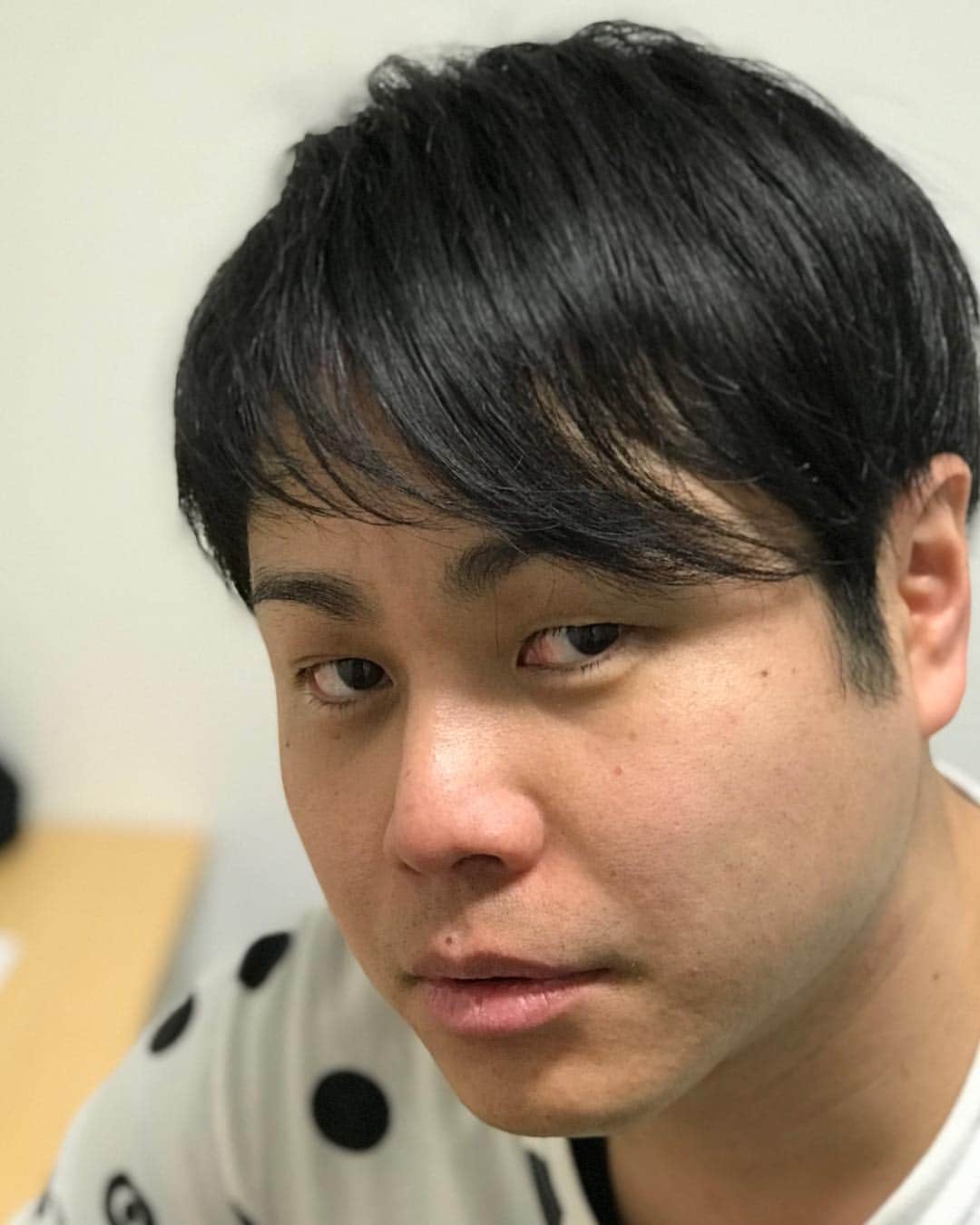 川島明のインスタグラム：「NONSTYLE井上くん  #高速で渋滞に巻き込まれた時に_俺は下道で行った方がええと思ってた_とどうしようもない事を言う奴  #手品やってたら横から見ようとしてくる奴  #ドアに指挟んだ時の爪  #テレビの実況ツイートばっかりしてるからこっそりミュートされてる友達  #おばあちゃん家の便座  #ずっと部屋干しの匂いしてる同級生  #どうしても目が合う焼き魚  #大家族のバスマット  #袴田吉彦さんがあの騒動で抱えた後悔の部分」
