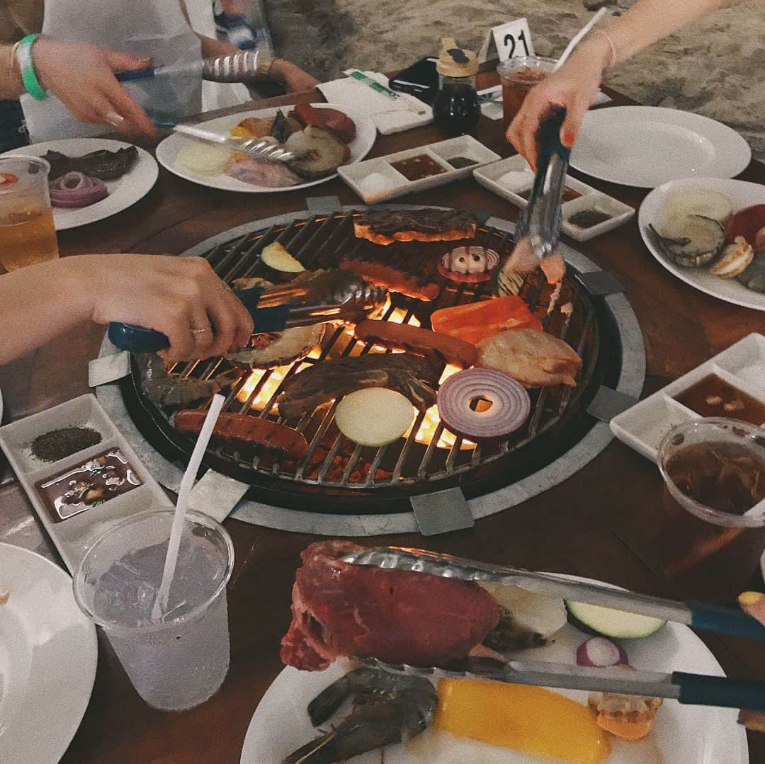 猪鼻ちひろのインスタグラム：「dinner time🔥😋 . 1🍖夜ご飯はホテルニッコーグアムで。 美味しいヒレ肉にテンション上がるわたしたち 2🍖みんなでフラダンスした後にハイチーズ ファイヤーダンス素敵でした！ 3🍖飛び入り参加のレベルの高さ。 これは本当に見習いたいネ 4🍖ジャースティスって言うから顔作ってたら やってたの1人だけだった図。え 5🍖みんながとってもカッコいいってメロっていたお兄さん (なのでみなさまにお写真お裾分けしますね) @hotelnikkoguam #hotelnikkoguam #guam #instaguam2018#インスタグアム#グアム」